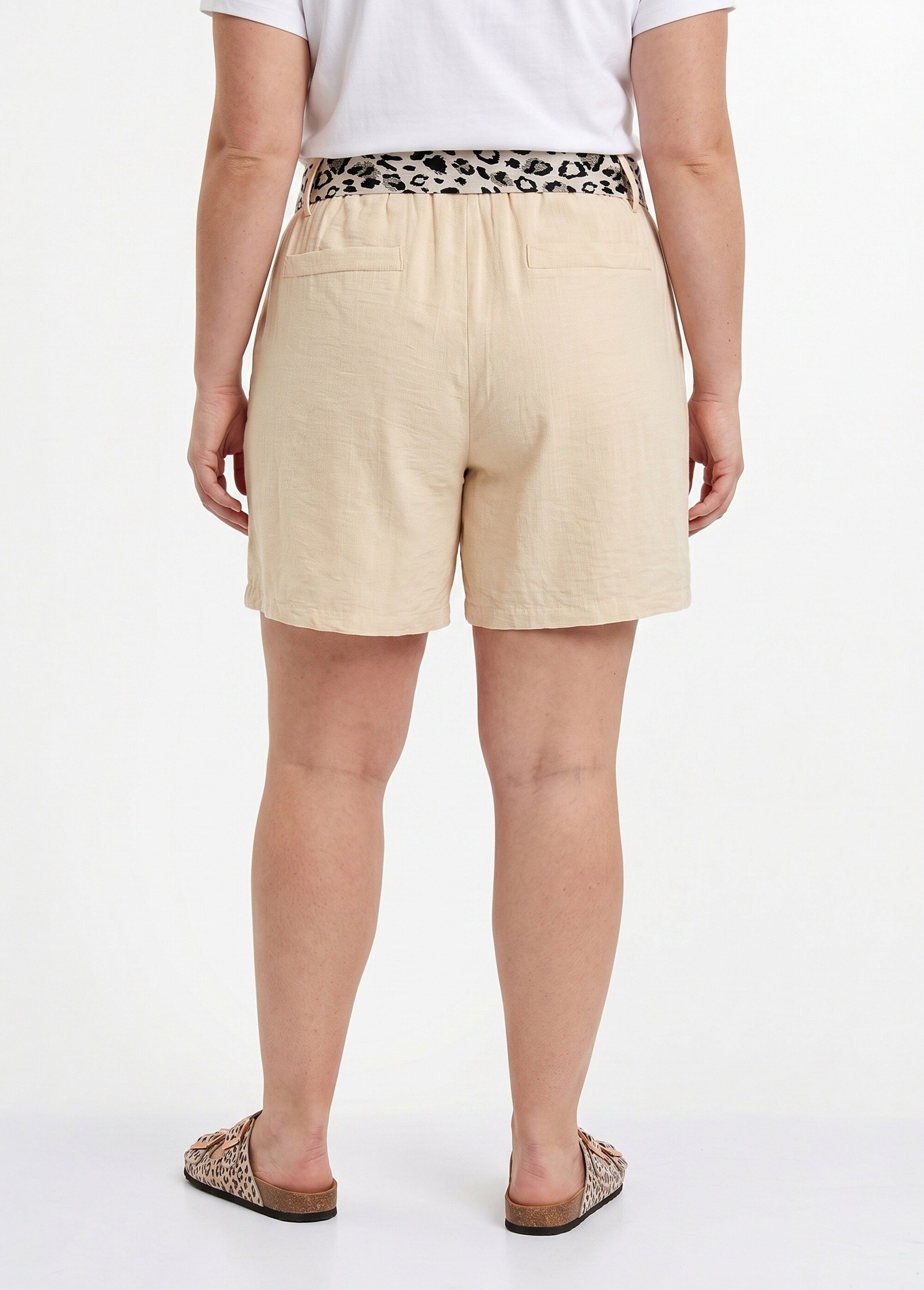 Short taille haute, ceinture fantaisie