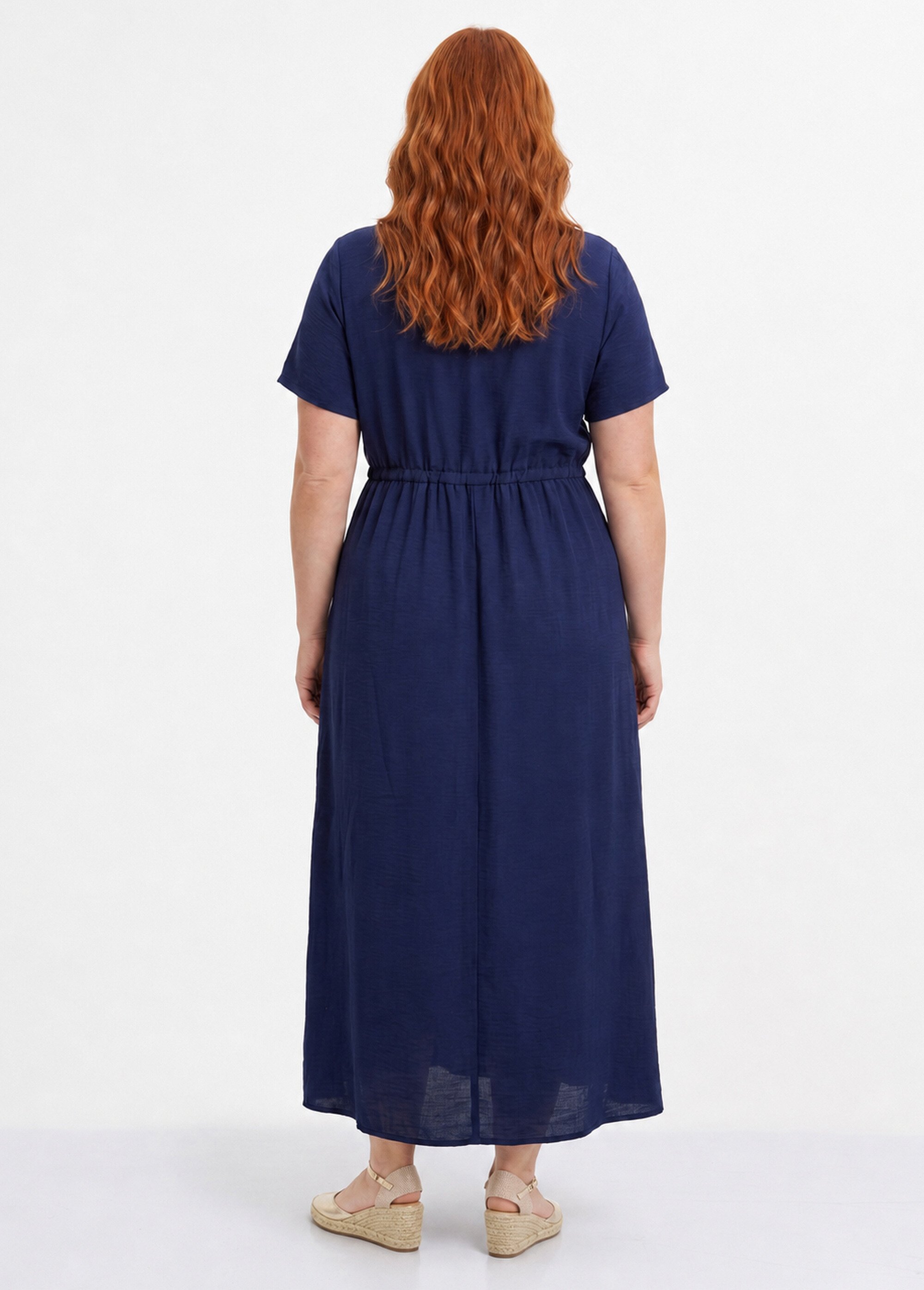 Robe longue à petits boutons et ceinture