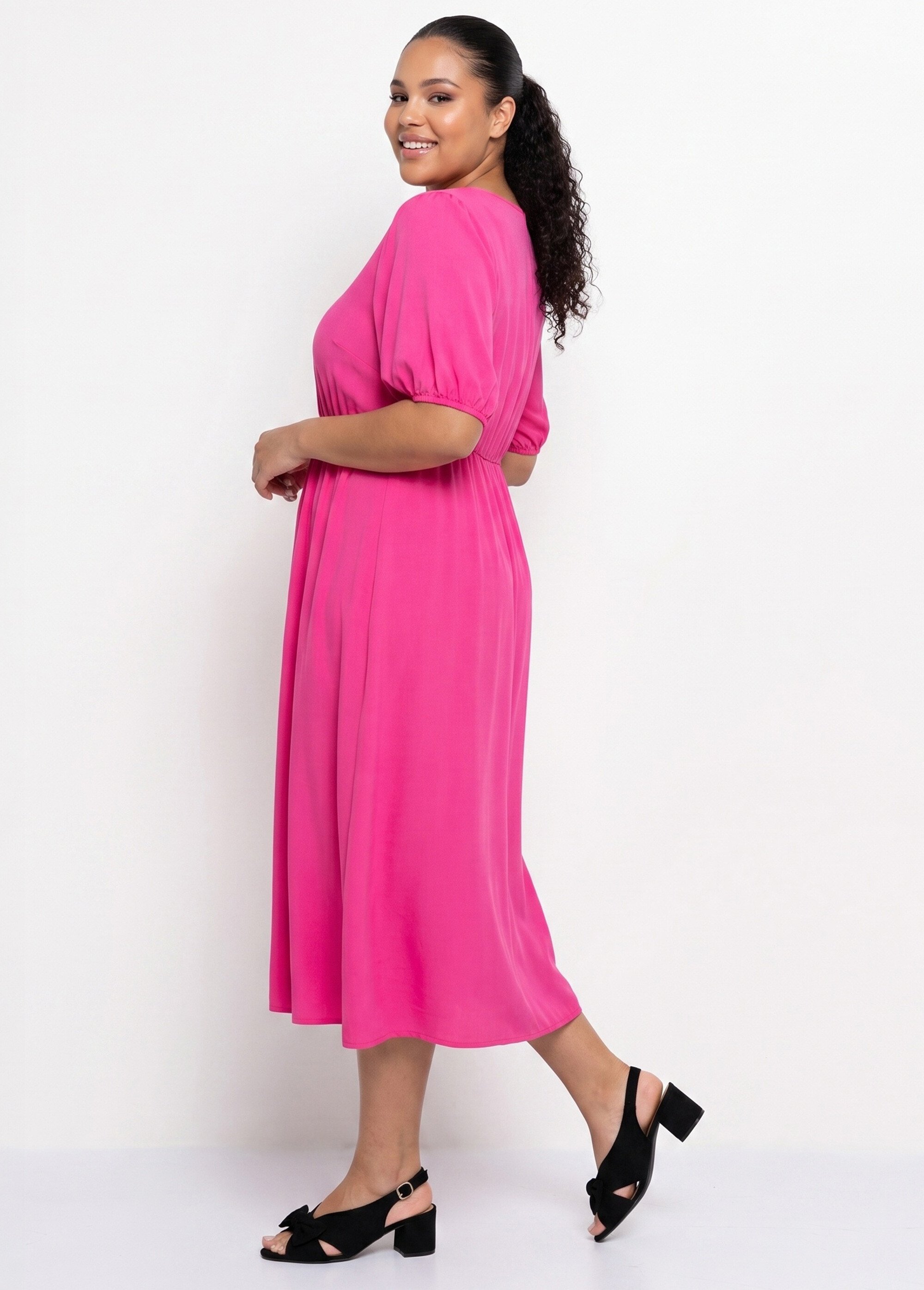 Robe longue, épaules volantées