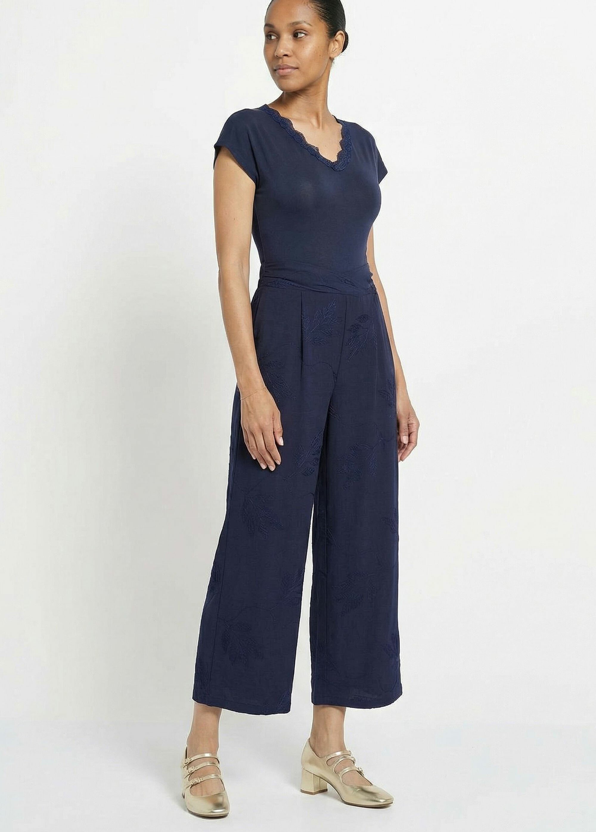 Pantalon large élastiqué brodé feuillage