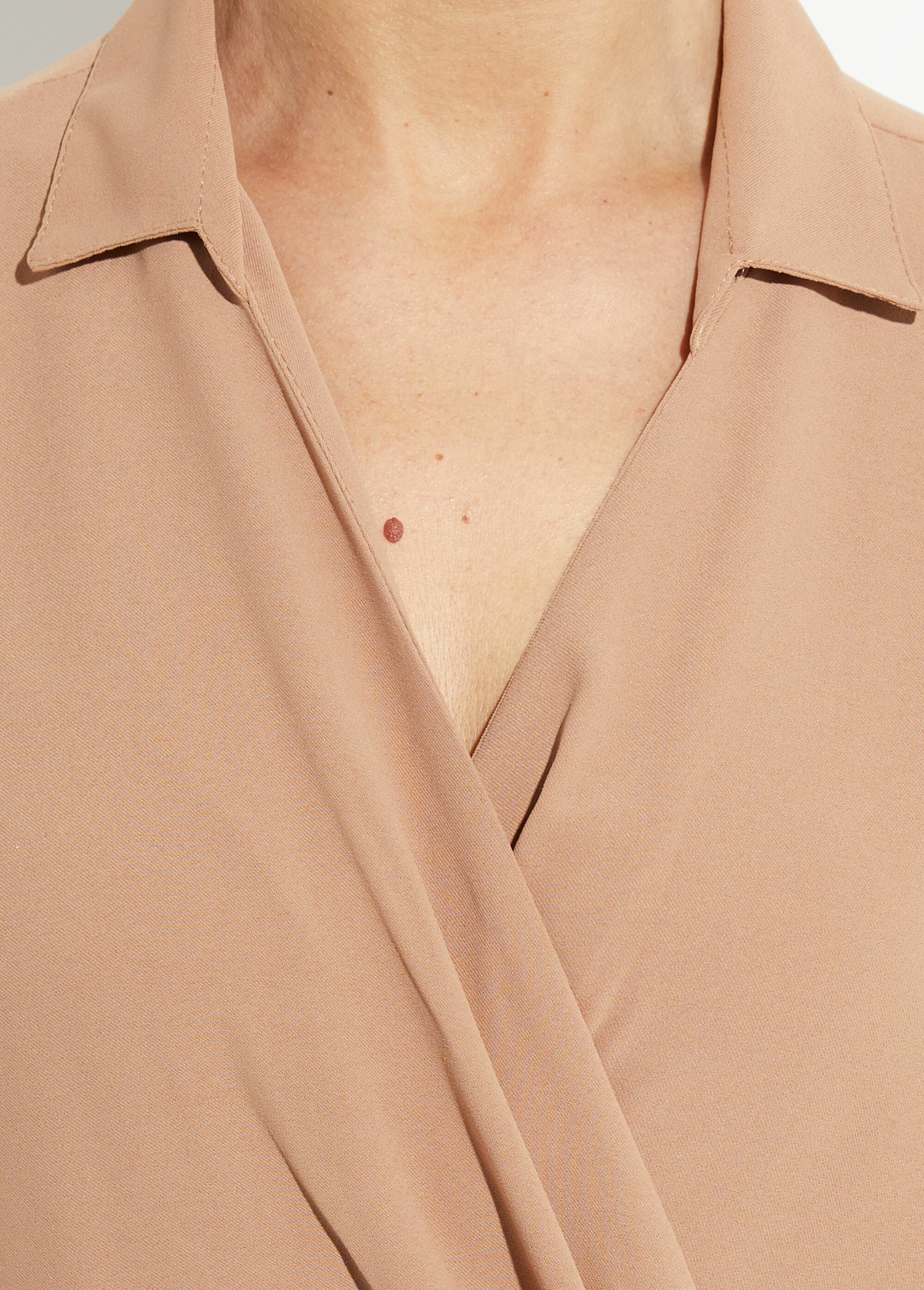 Robe col V manches courtes, Essentiel