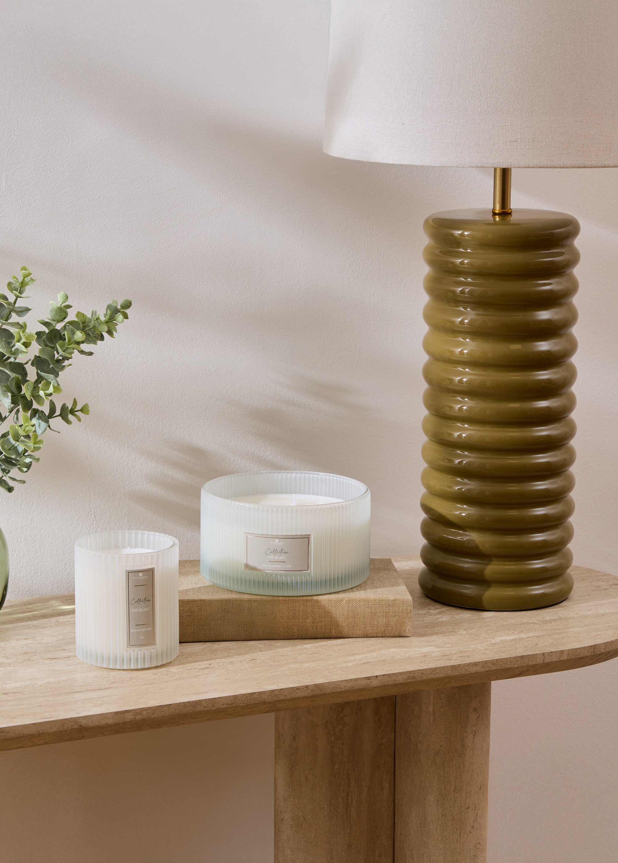 Bougie parfumée avec pot en verre strié THE BLANC JJA-211726B SI1