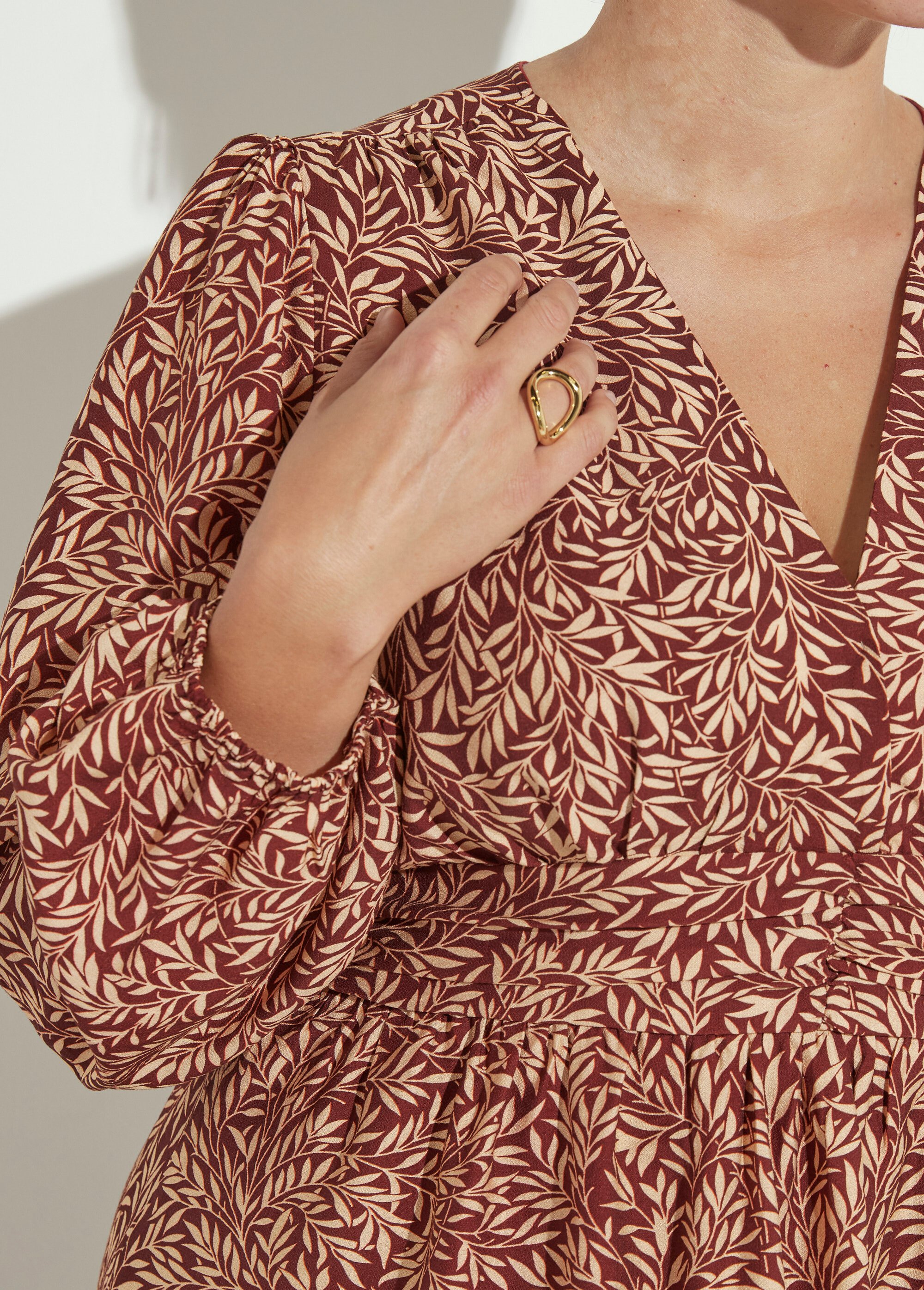 Robe courte taille plissée, feuillage