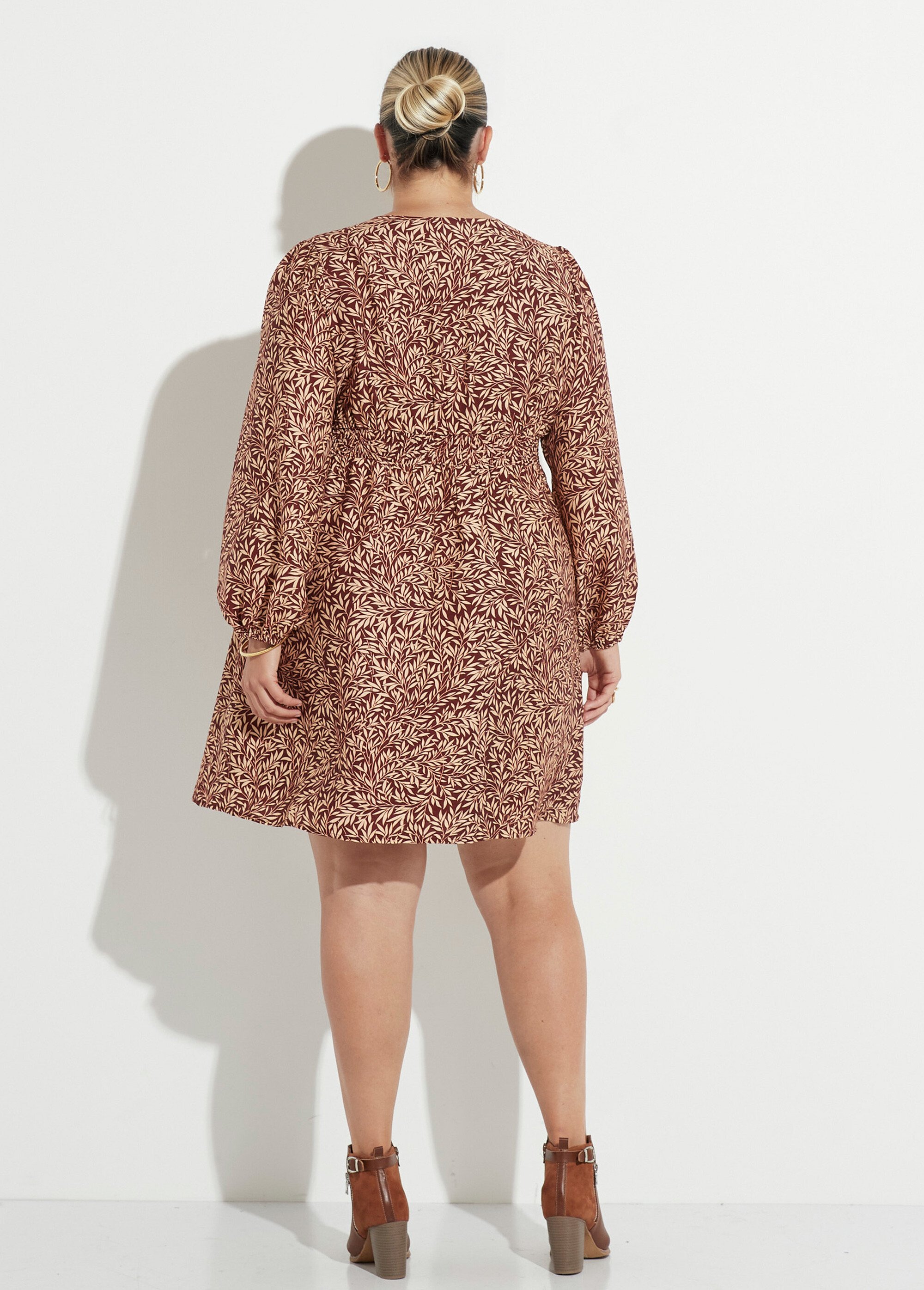 Robe courte taille plissée, feuillage