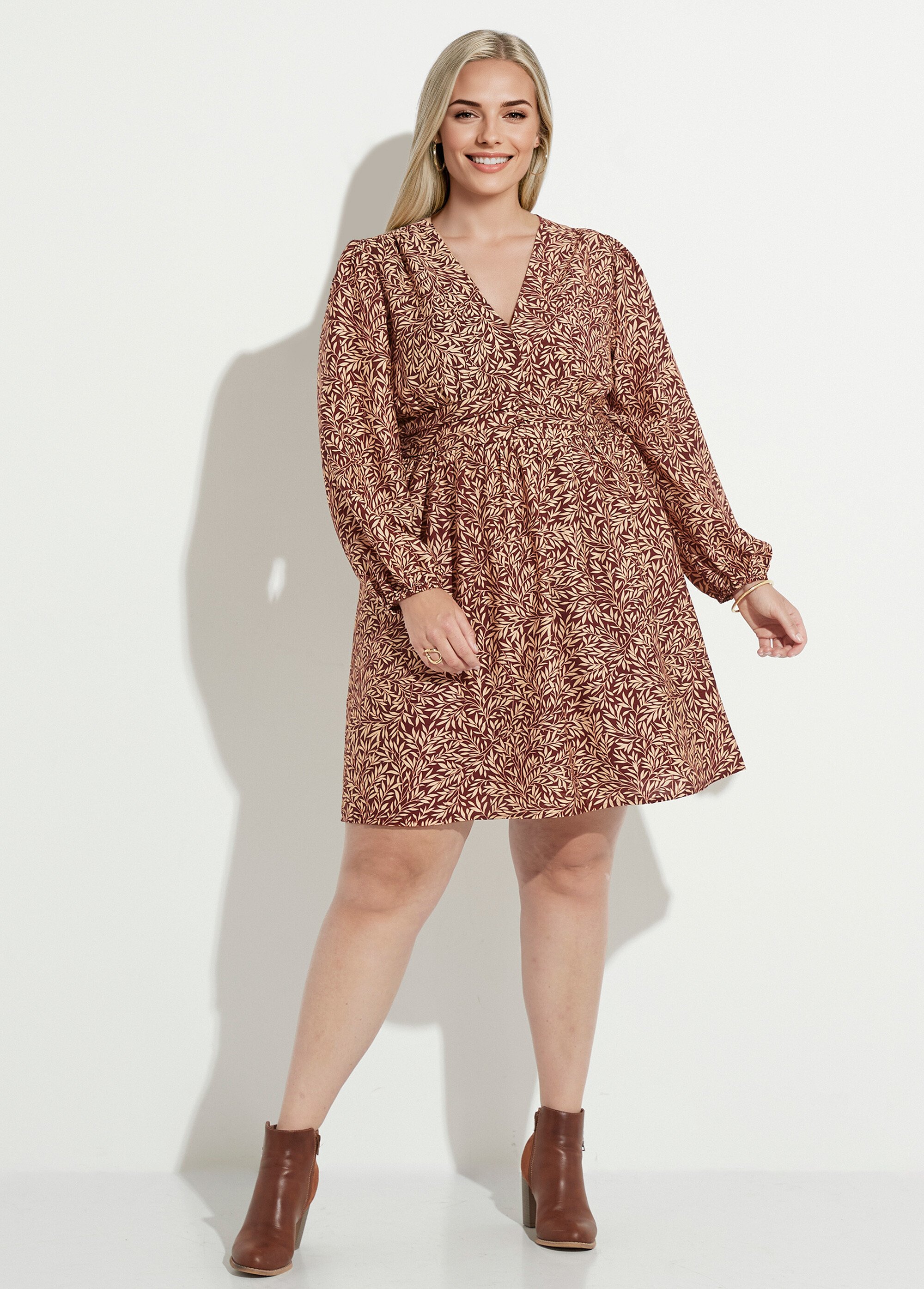 Robe courte taille plissée, feuillage
