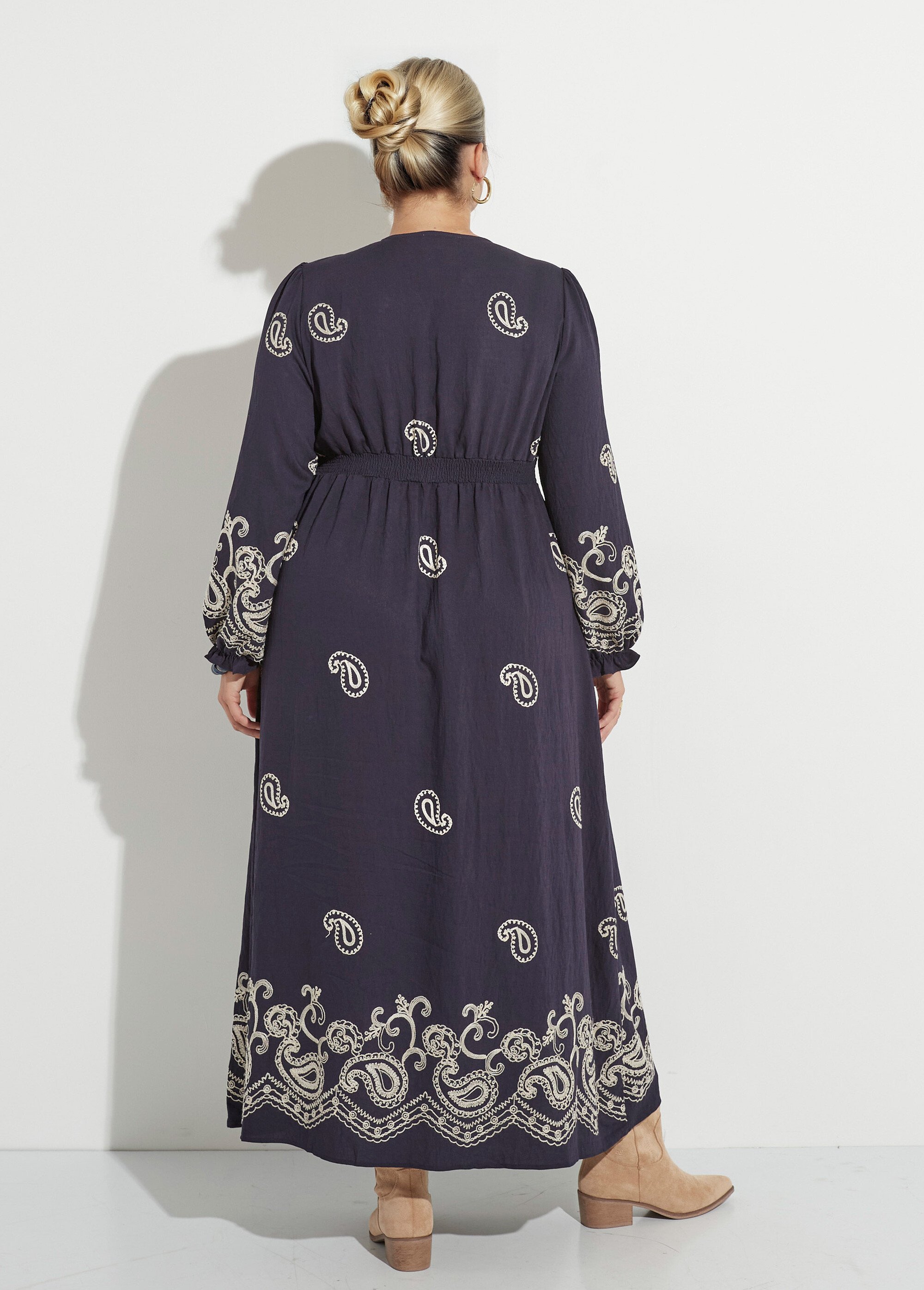 Robe longue taille haute, avec broderies