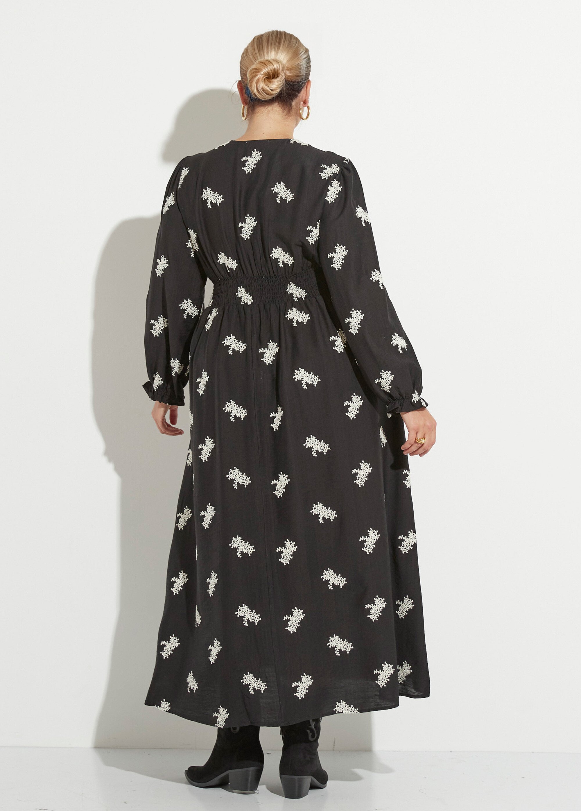 Robe longue taille plissée, broderies