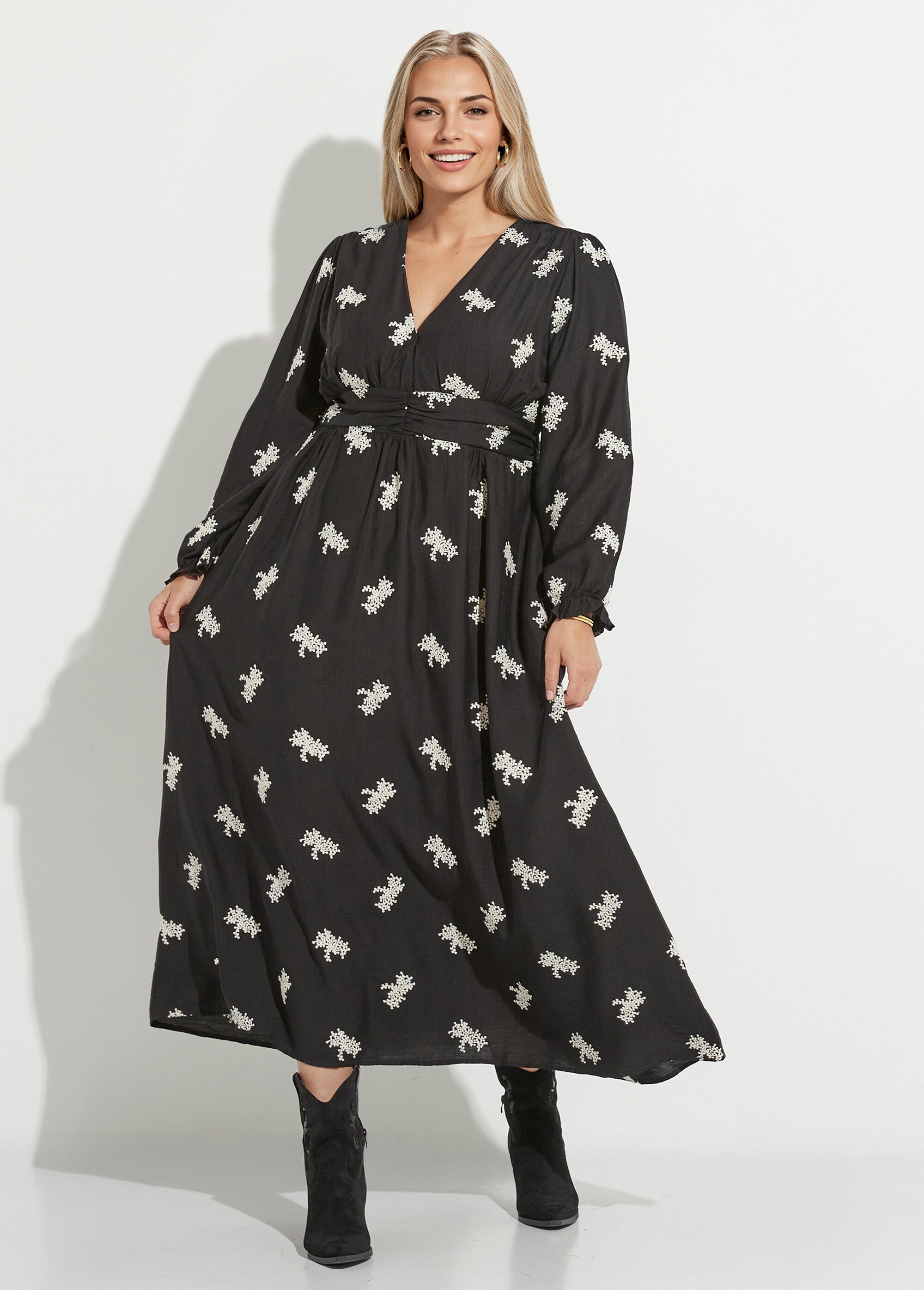 Robe longue taille plissée, broderies