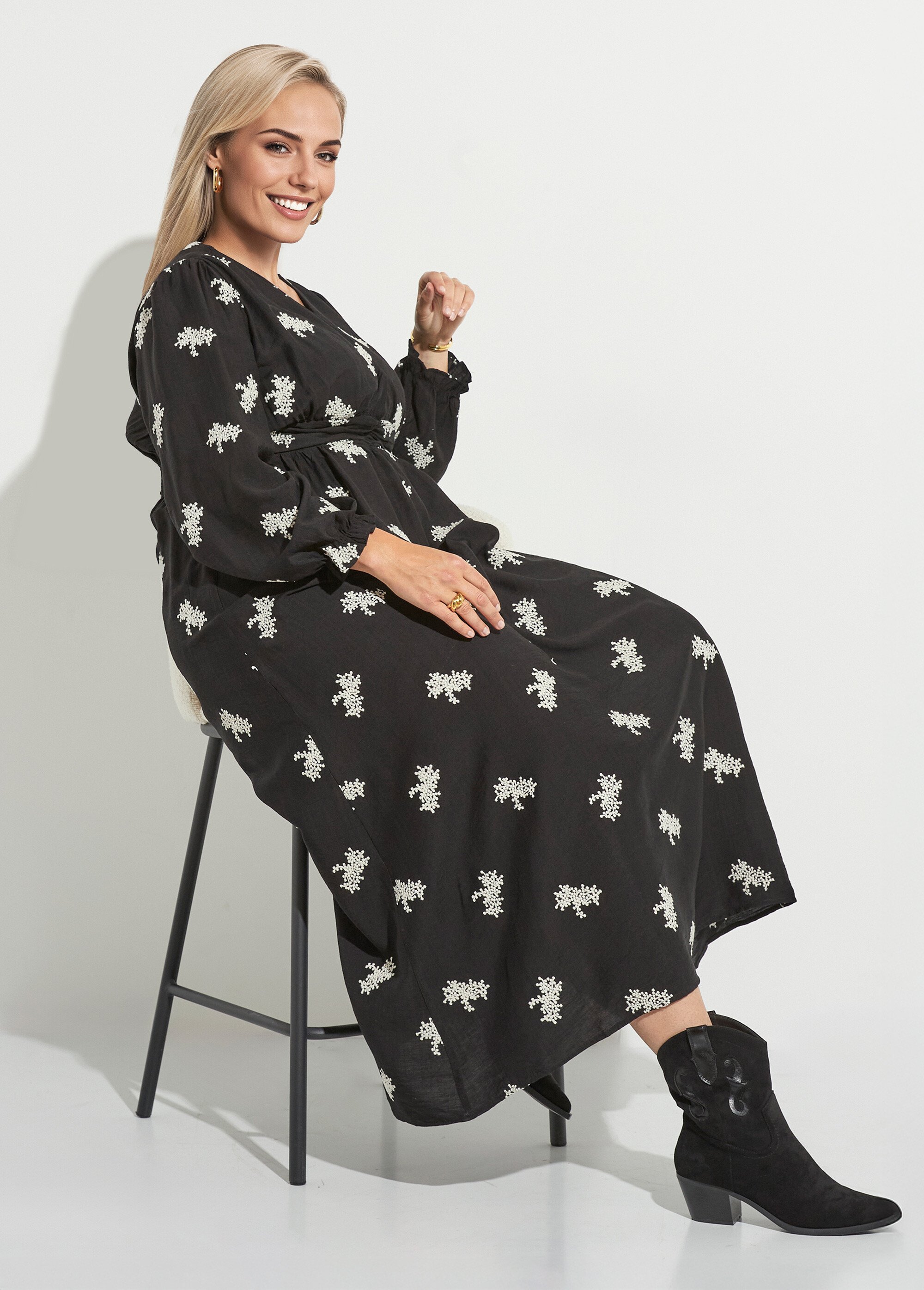 Robe longue taille plissée, broderies