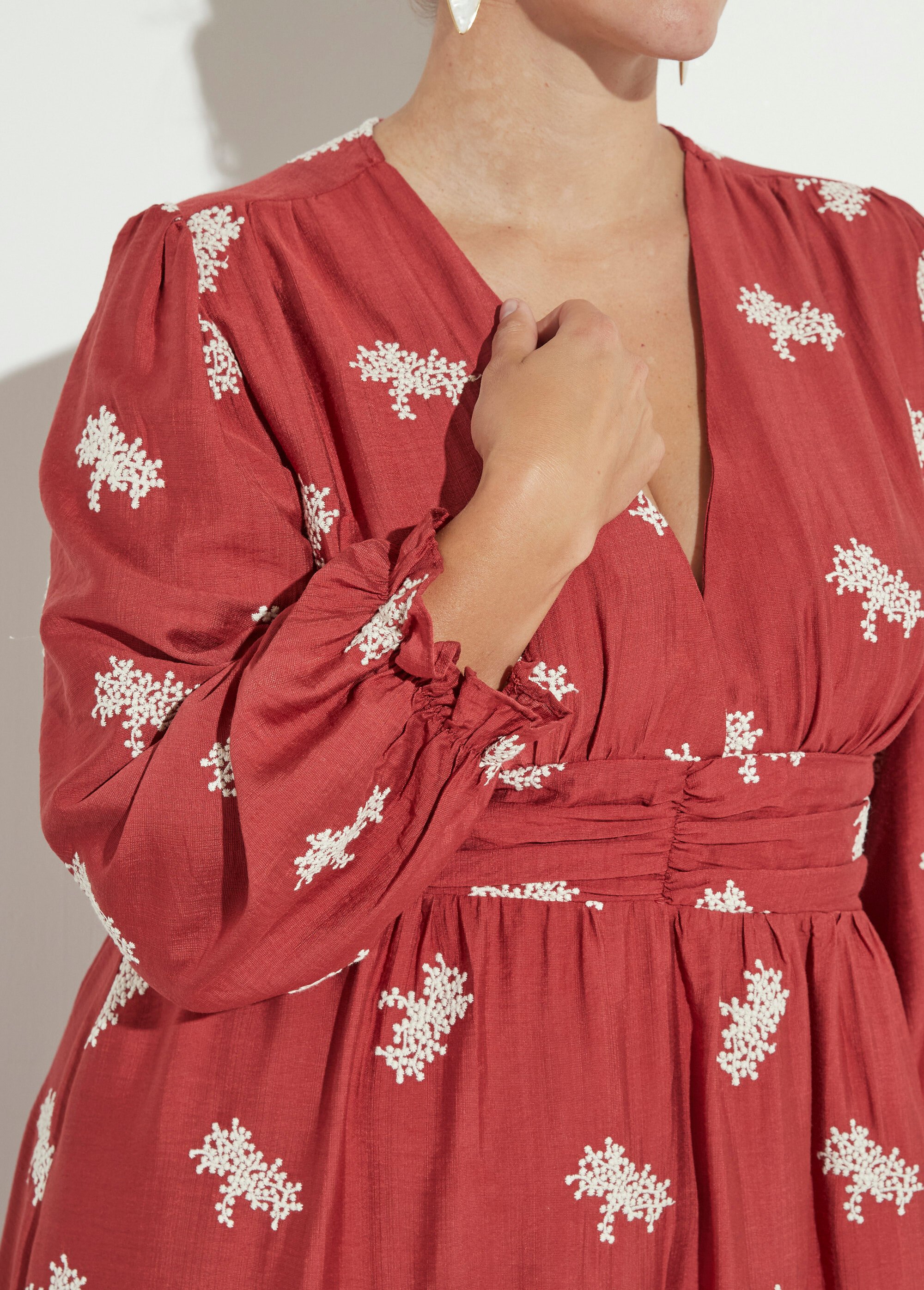 Robe longue taille plissée, broderies