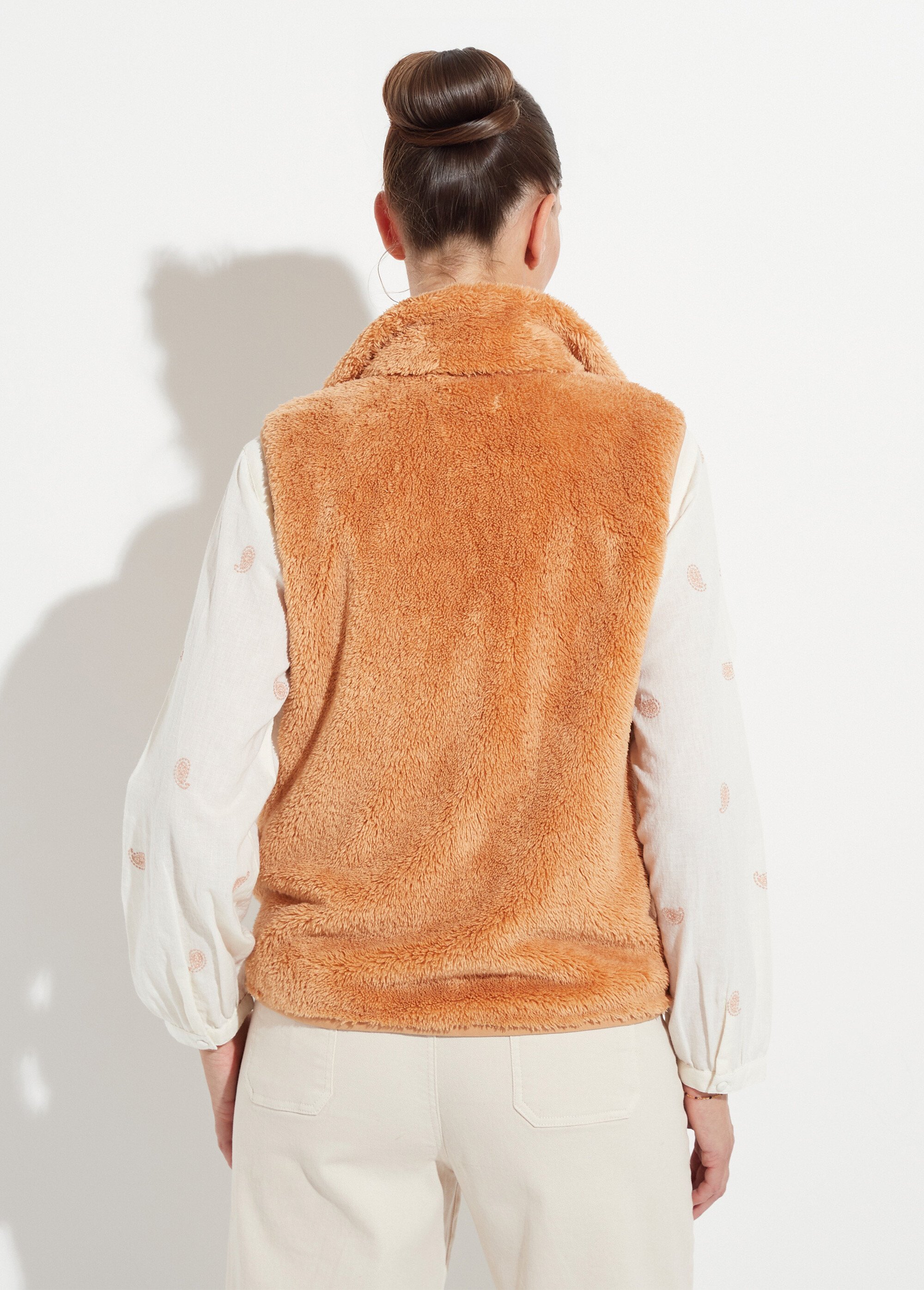 Veste fausse fourrure sans manches col montant