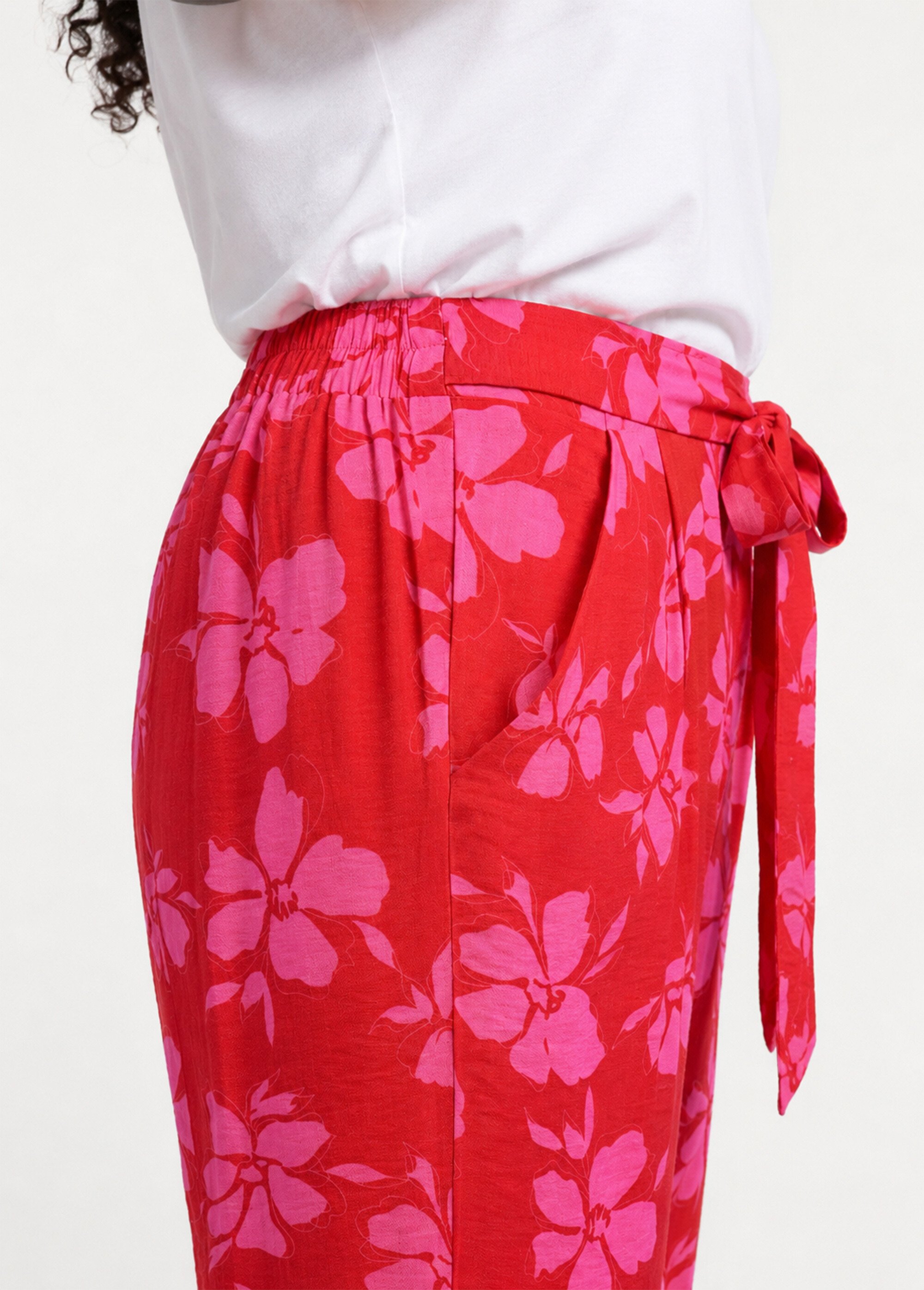 Pantalon large imprimé fleuri contrasté