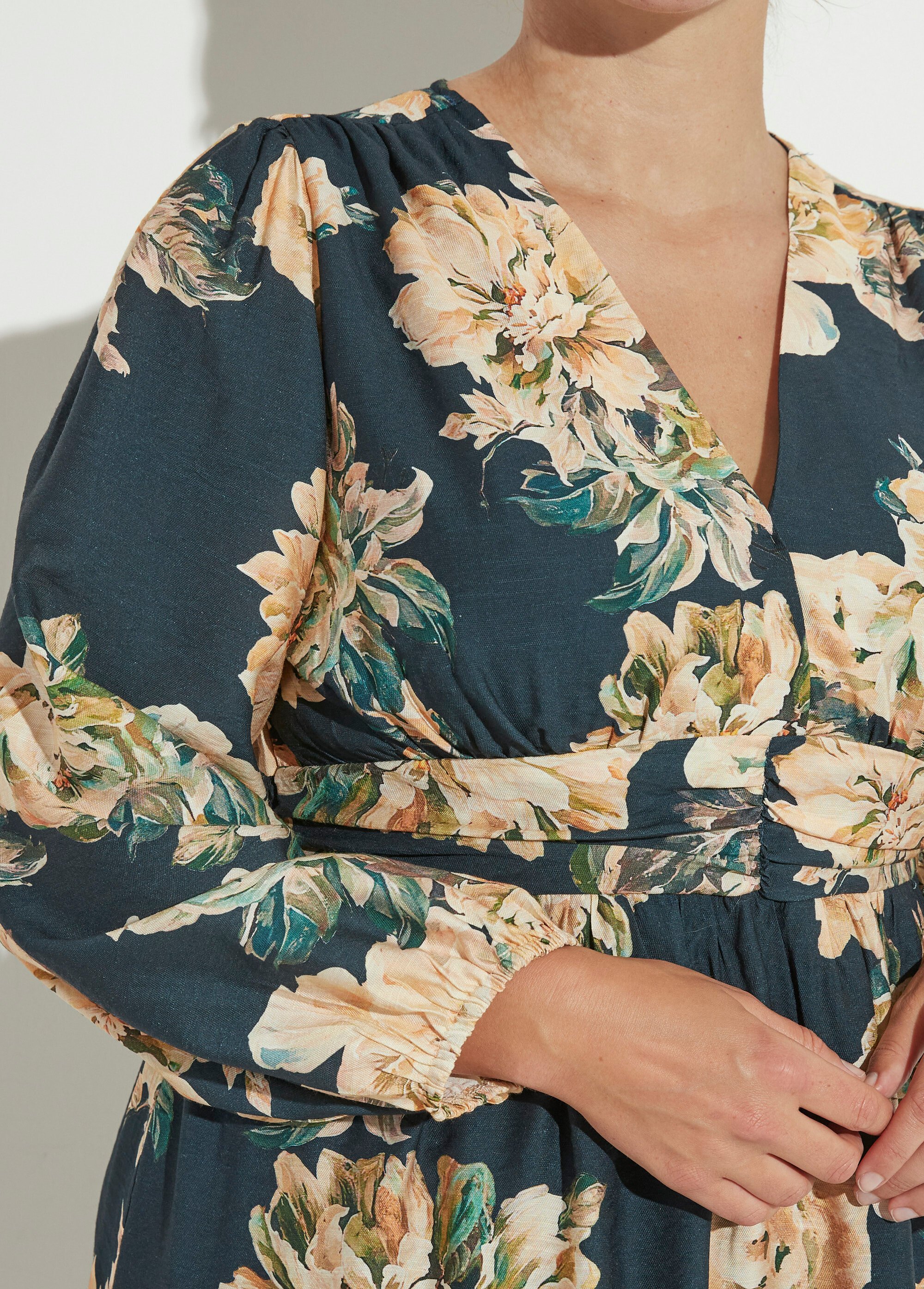 Robe courte taille plissée, pivoines