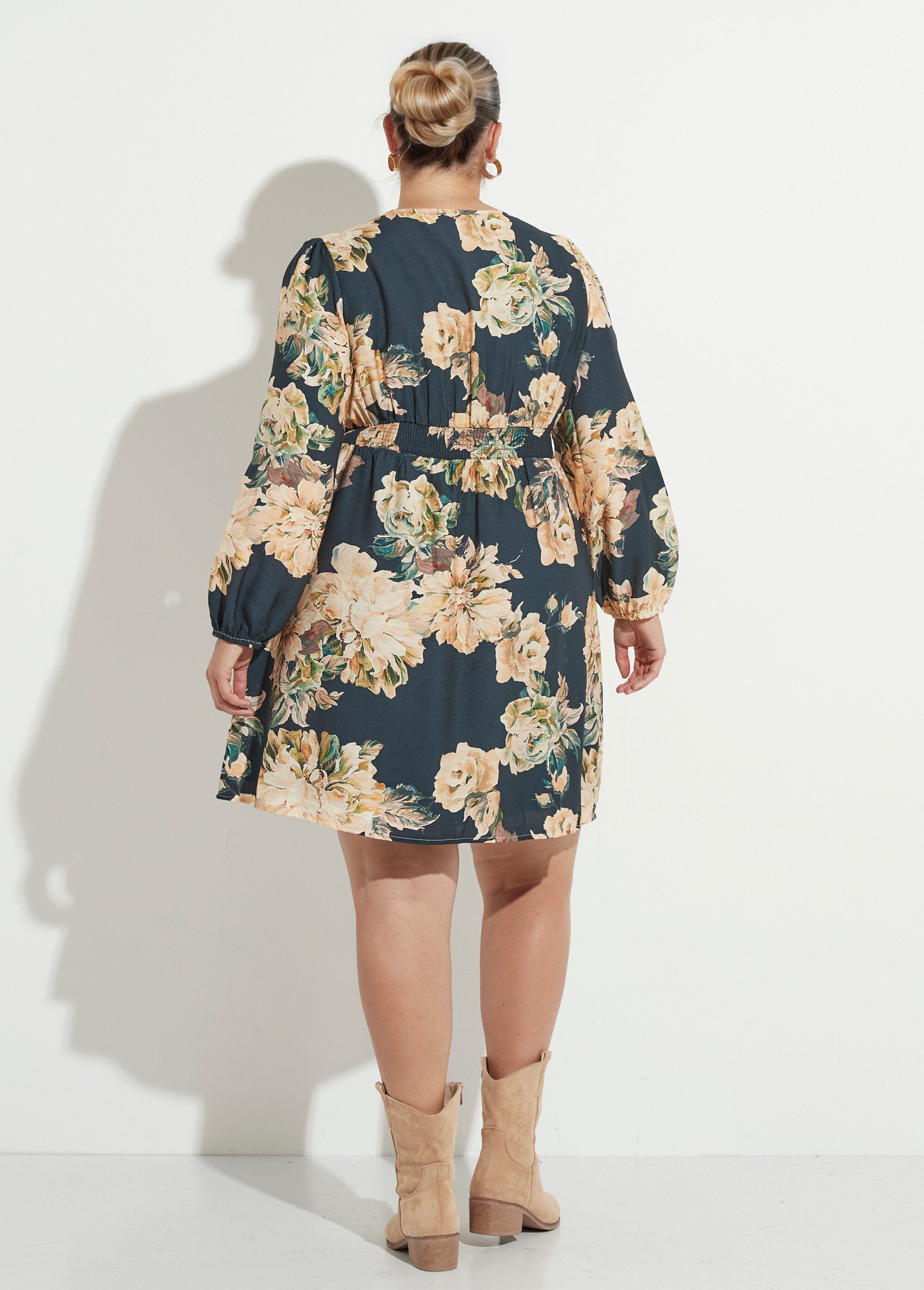 Robe courte taille plissée, pivoines