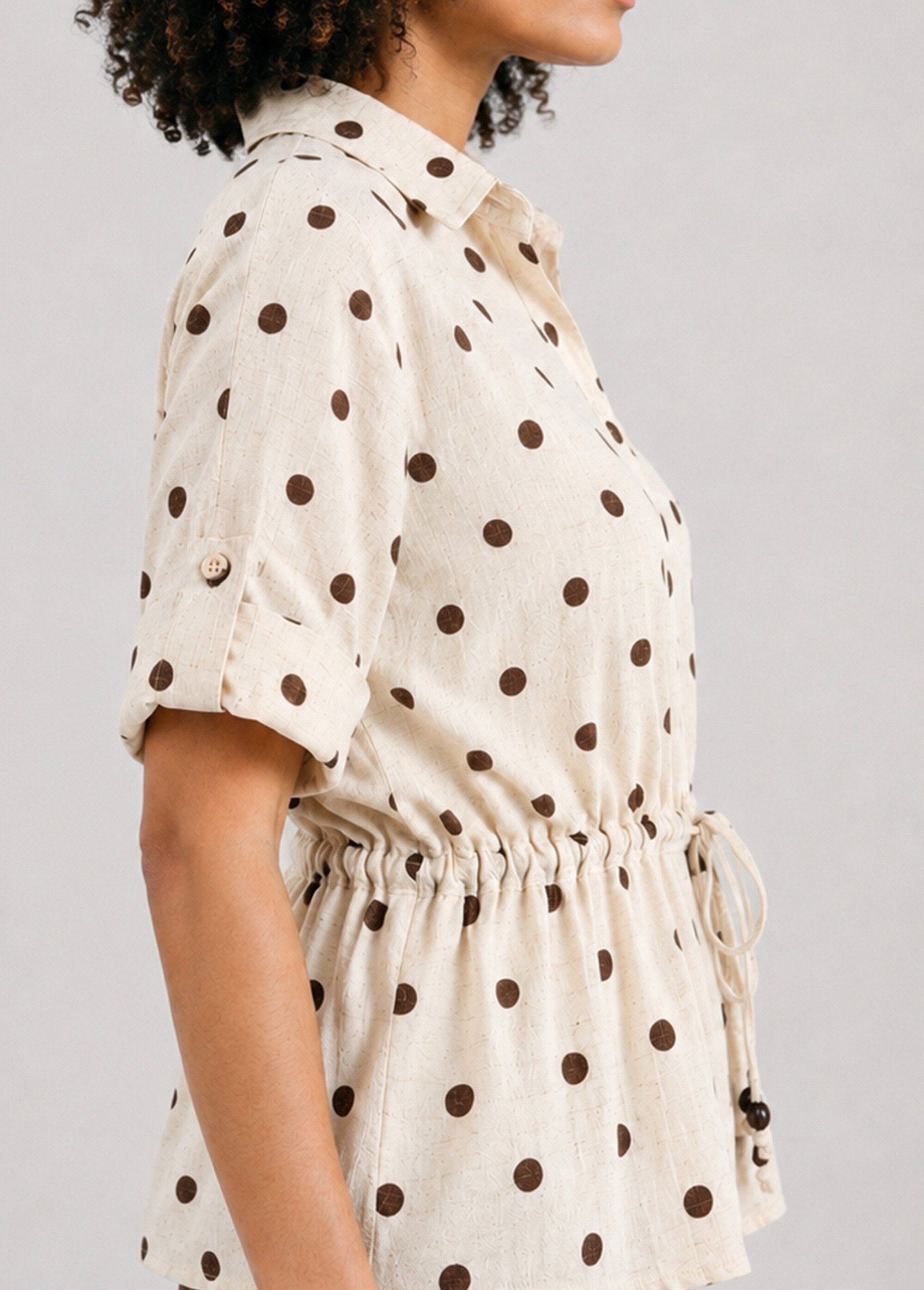 Blouse à pois ceinturée, avec lin