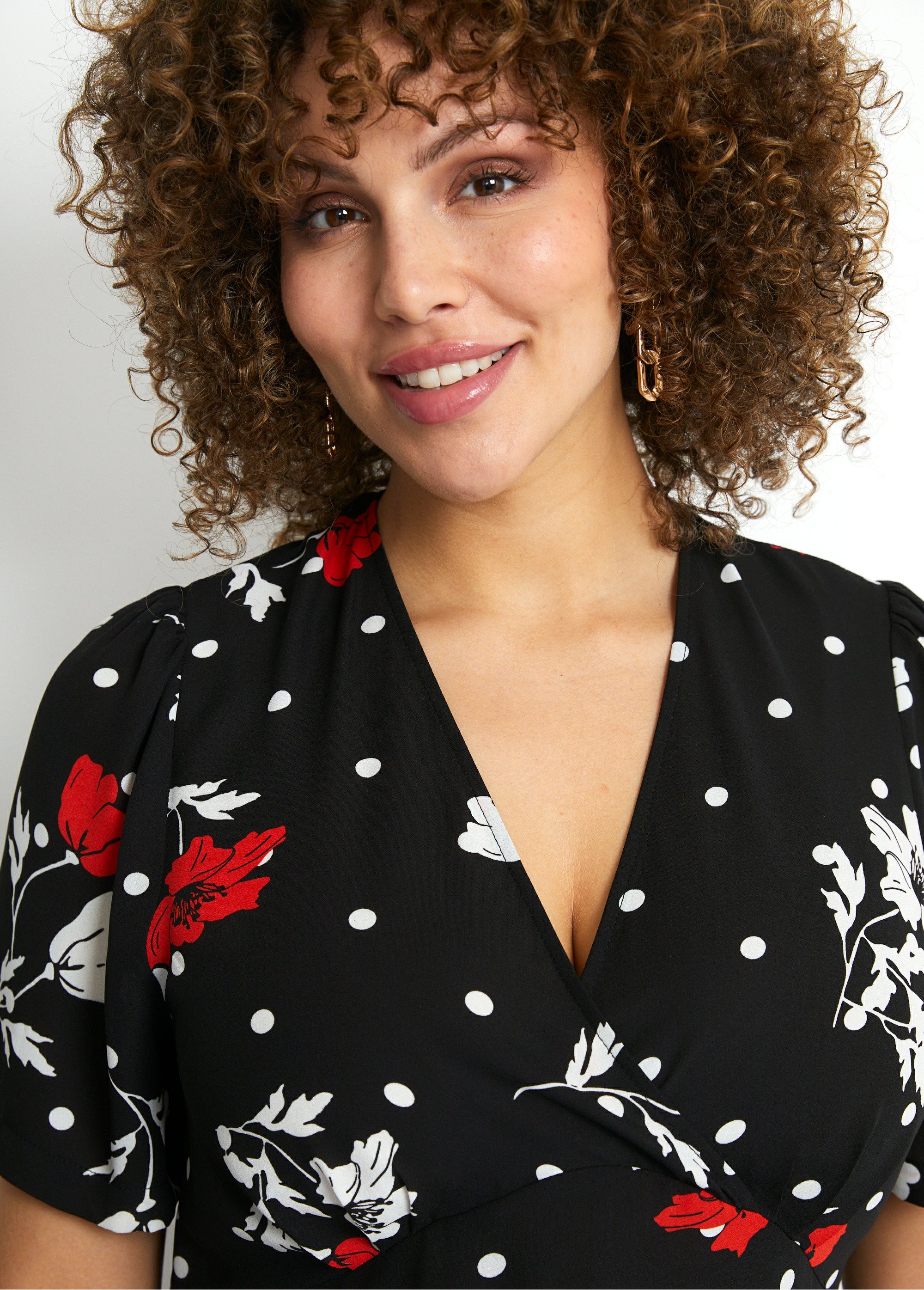 Robe Noire Fluide Fleurie Belle - Taille 38 - Style Évasé Genou - Occasion Très Bon État