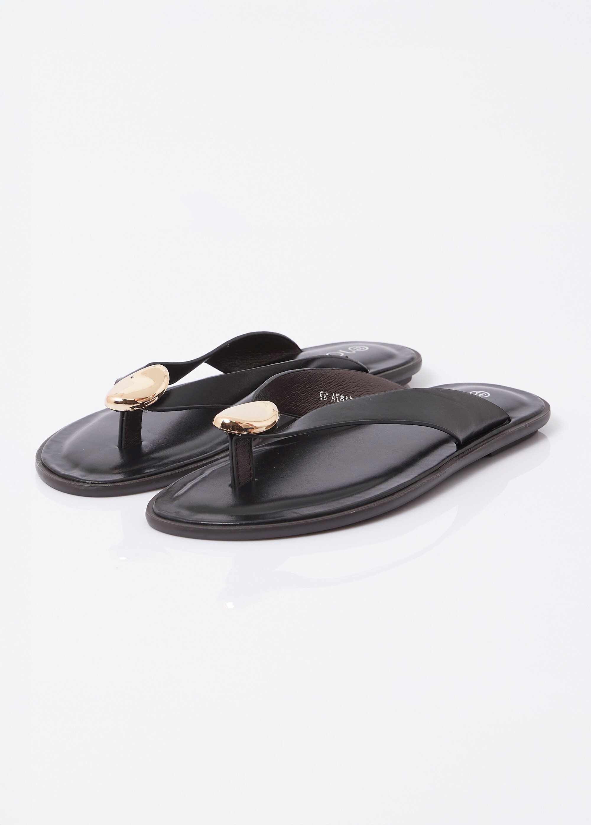 Tongs simili cuir, détail bijou métal