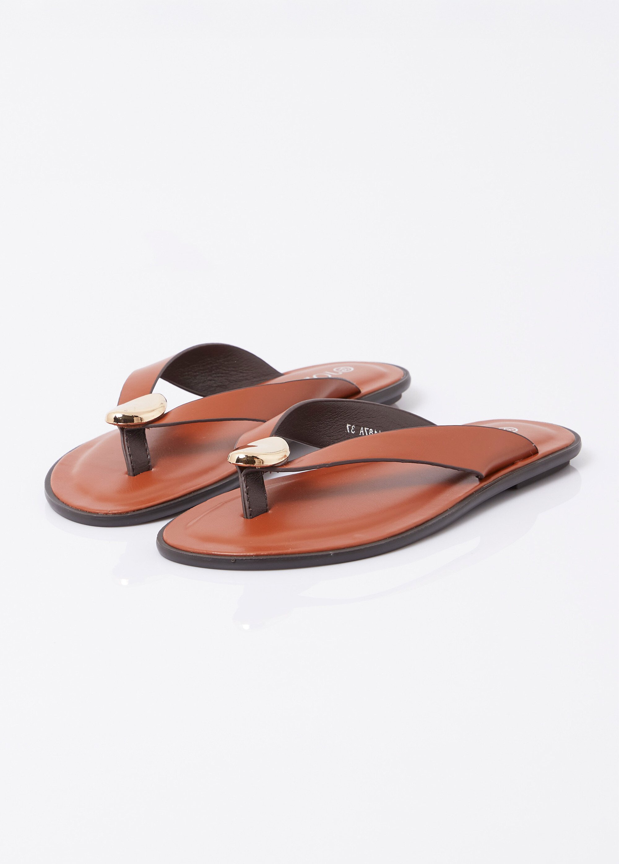 Tongs simili cuir, détail bijou métal