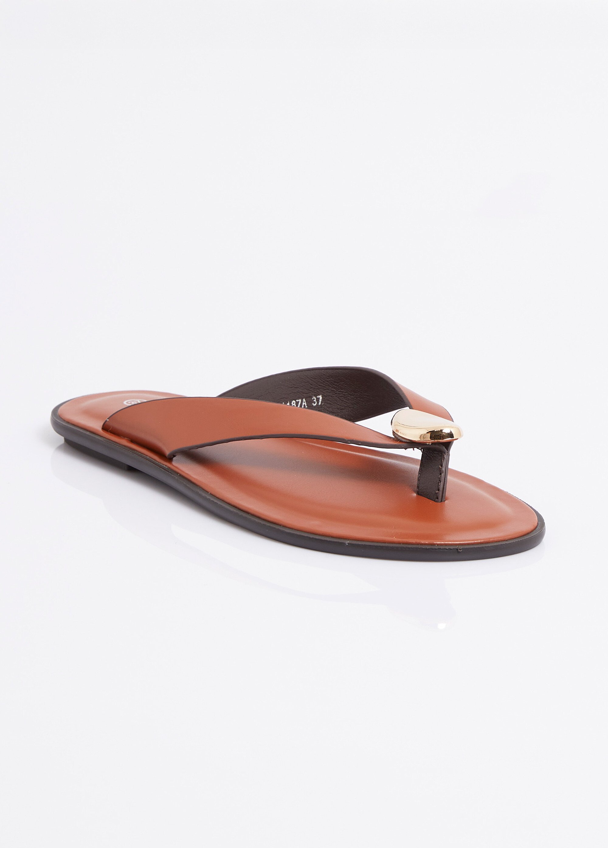 Tongs simili cuir, détail bijou métal
