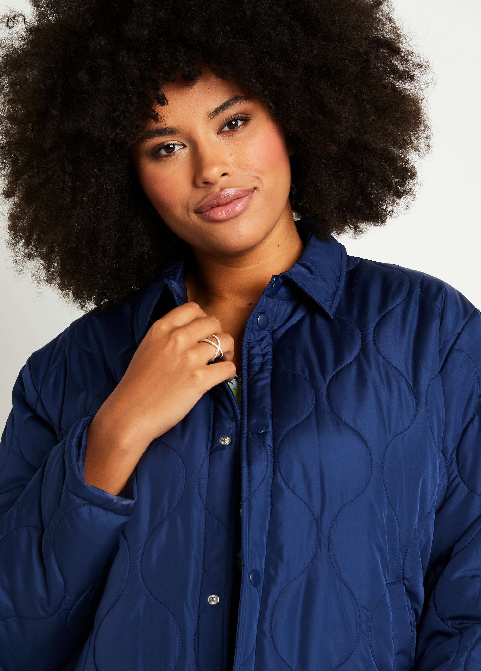 Veste courte matelassée pressionnée