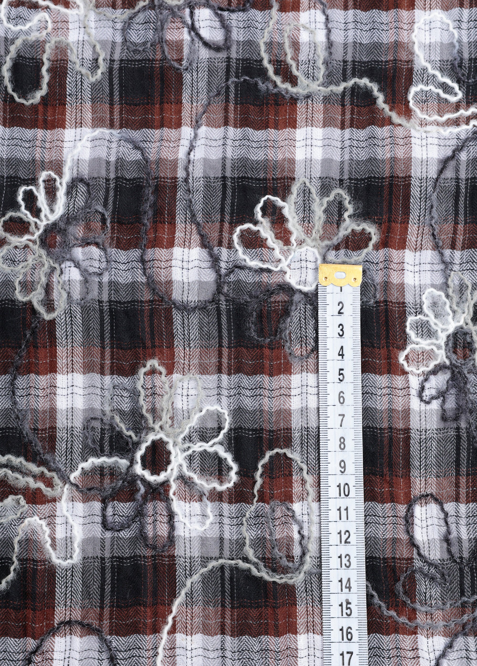 Coupon habillement carreaux et broderies