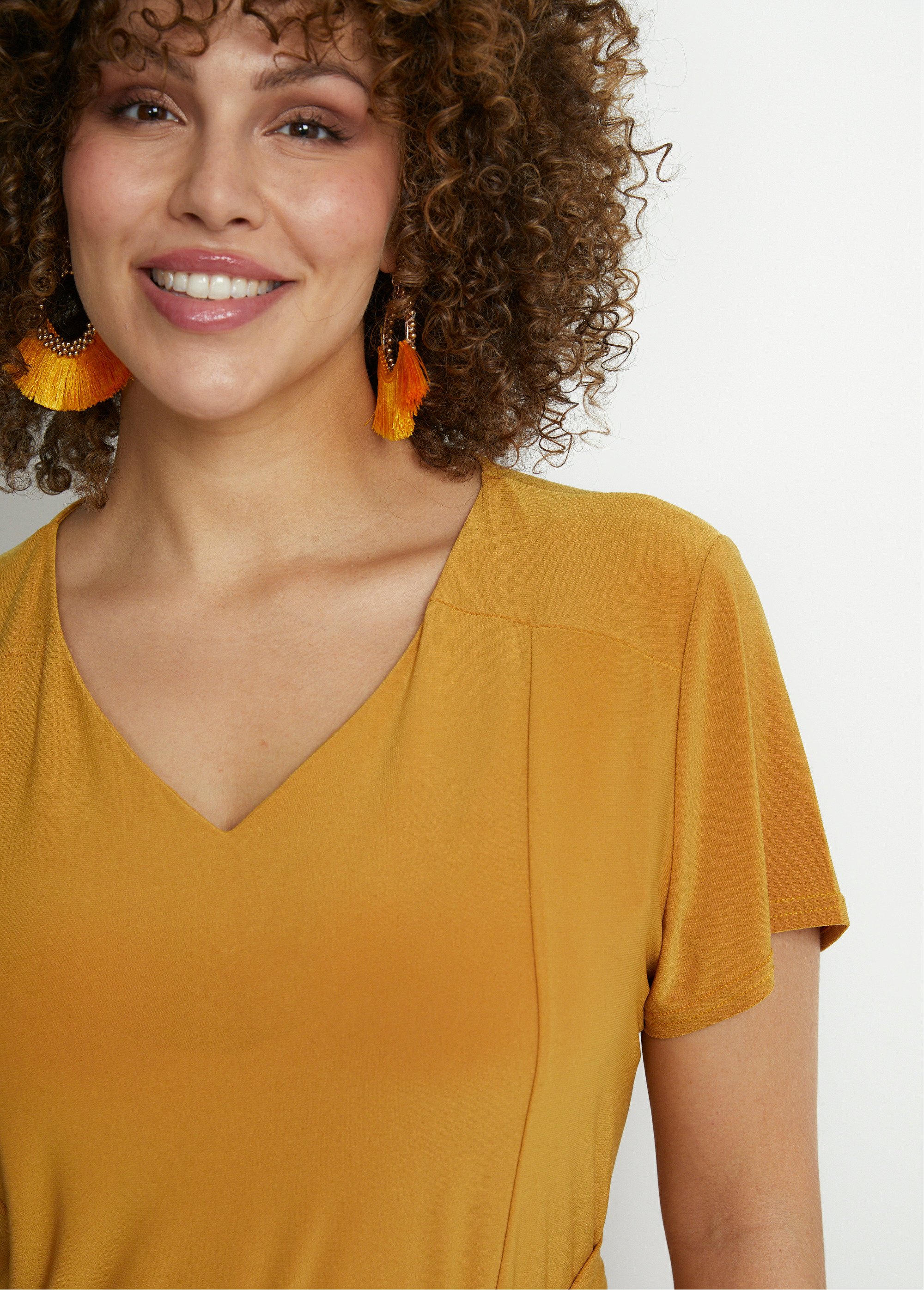 Robe courte ceinturée col V