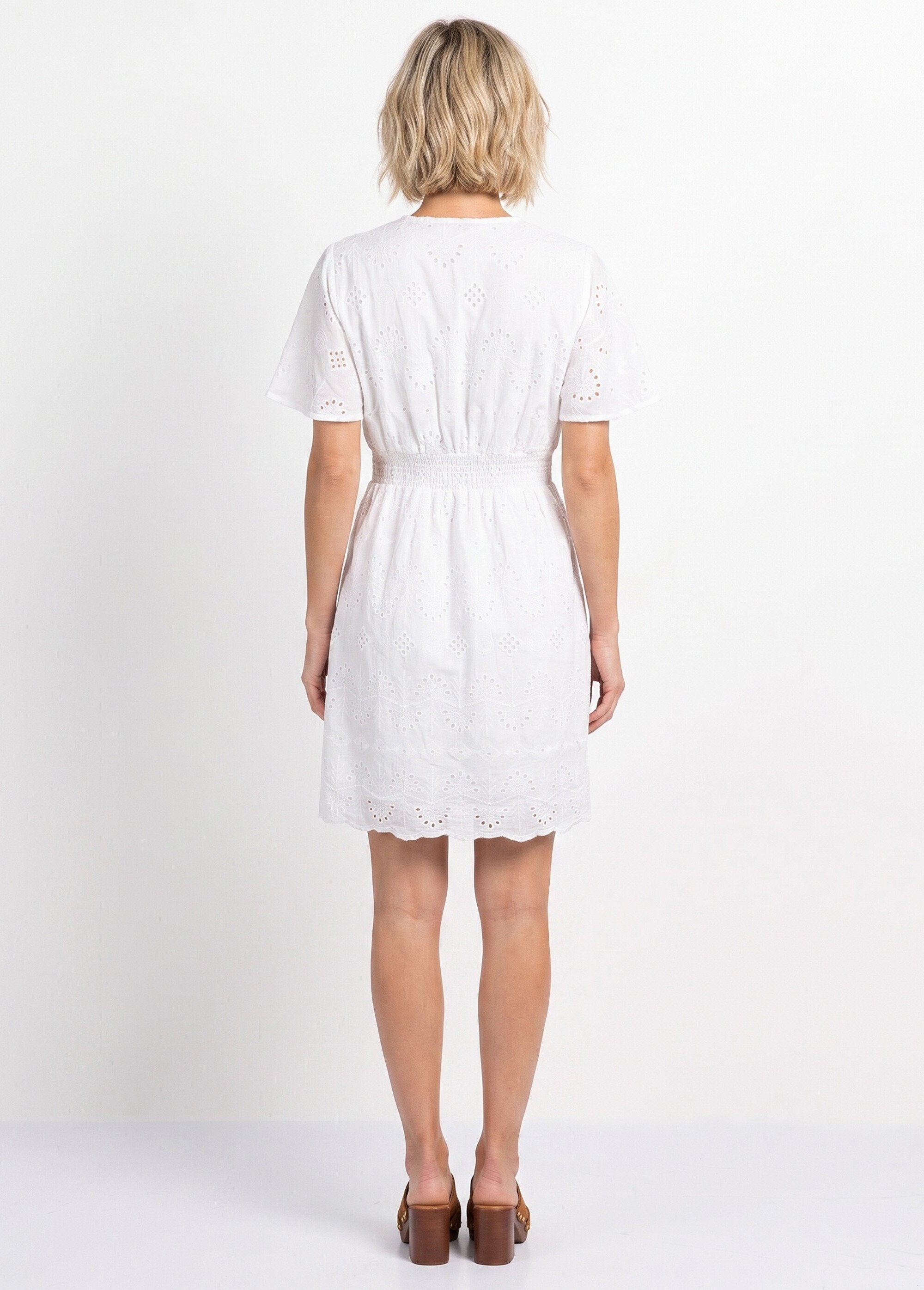 Robe courte col V et broderie anglaise