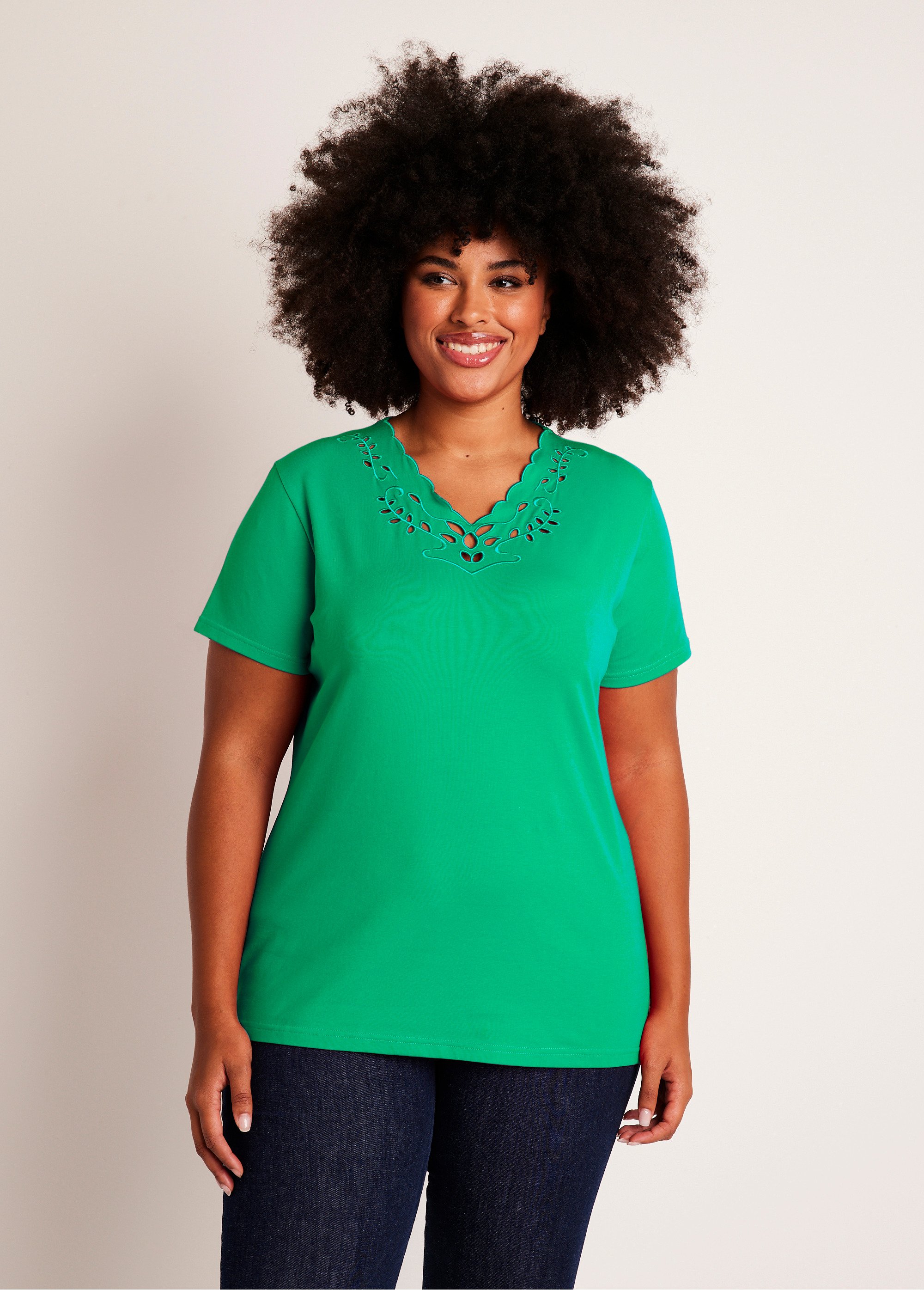 T-shirt col V ajouré brodé