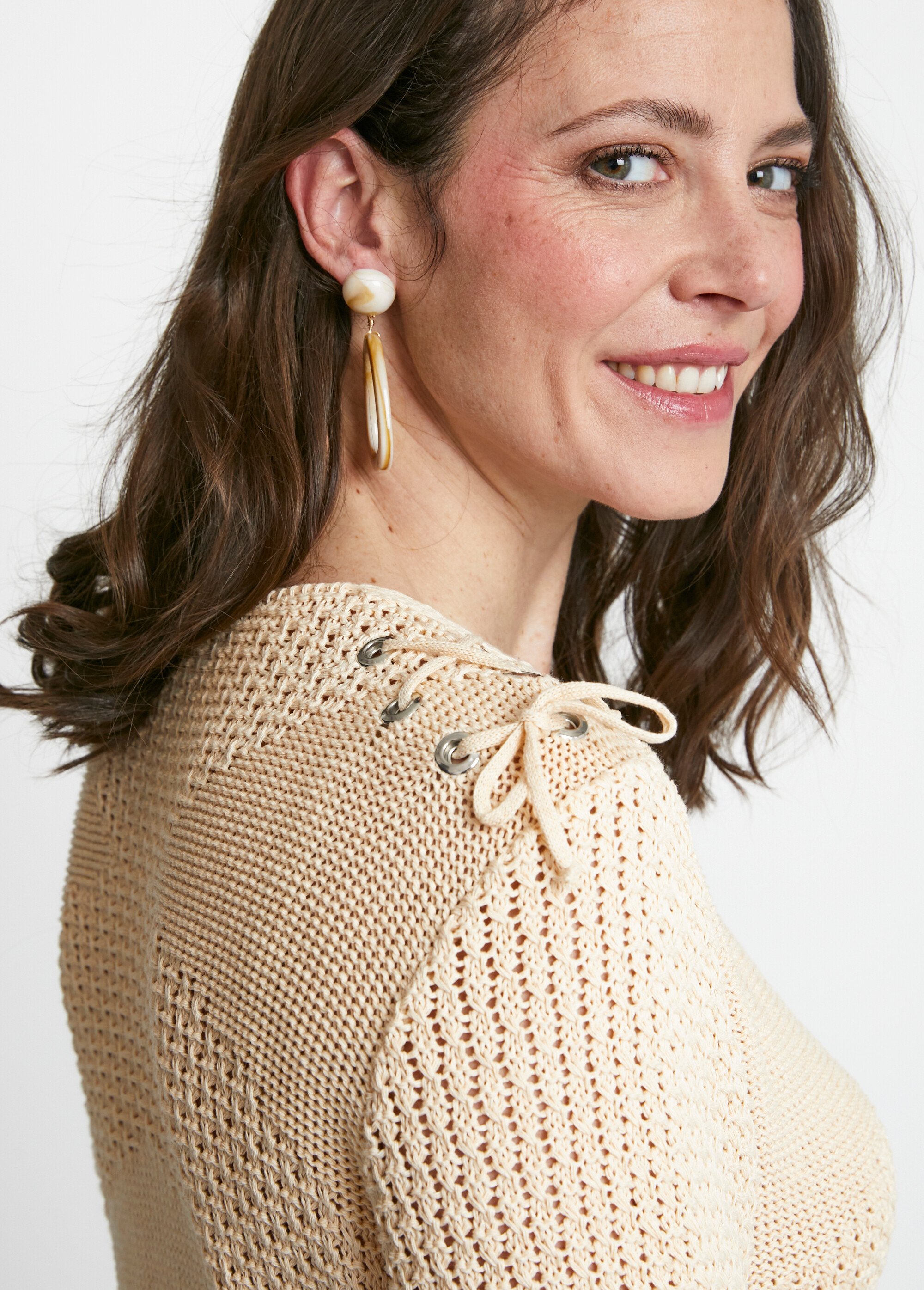Pull col rond laçage fantaisie