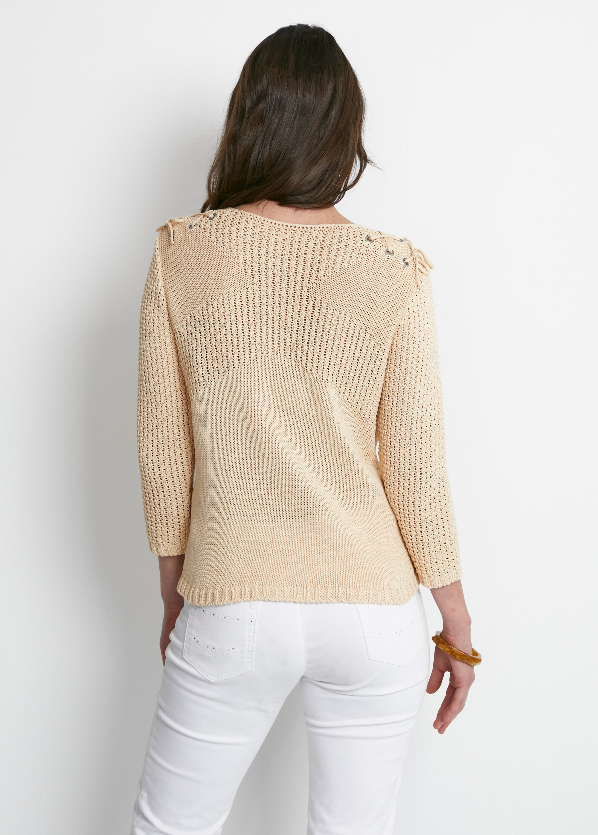 Pull col rond laçage fantaisie