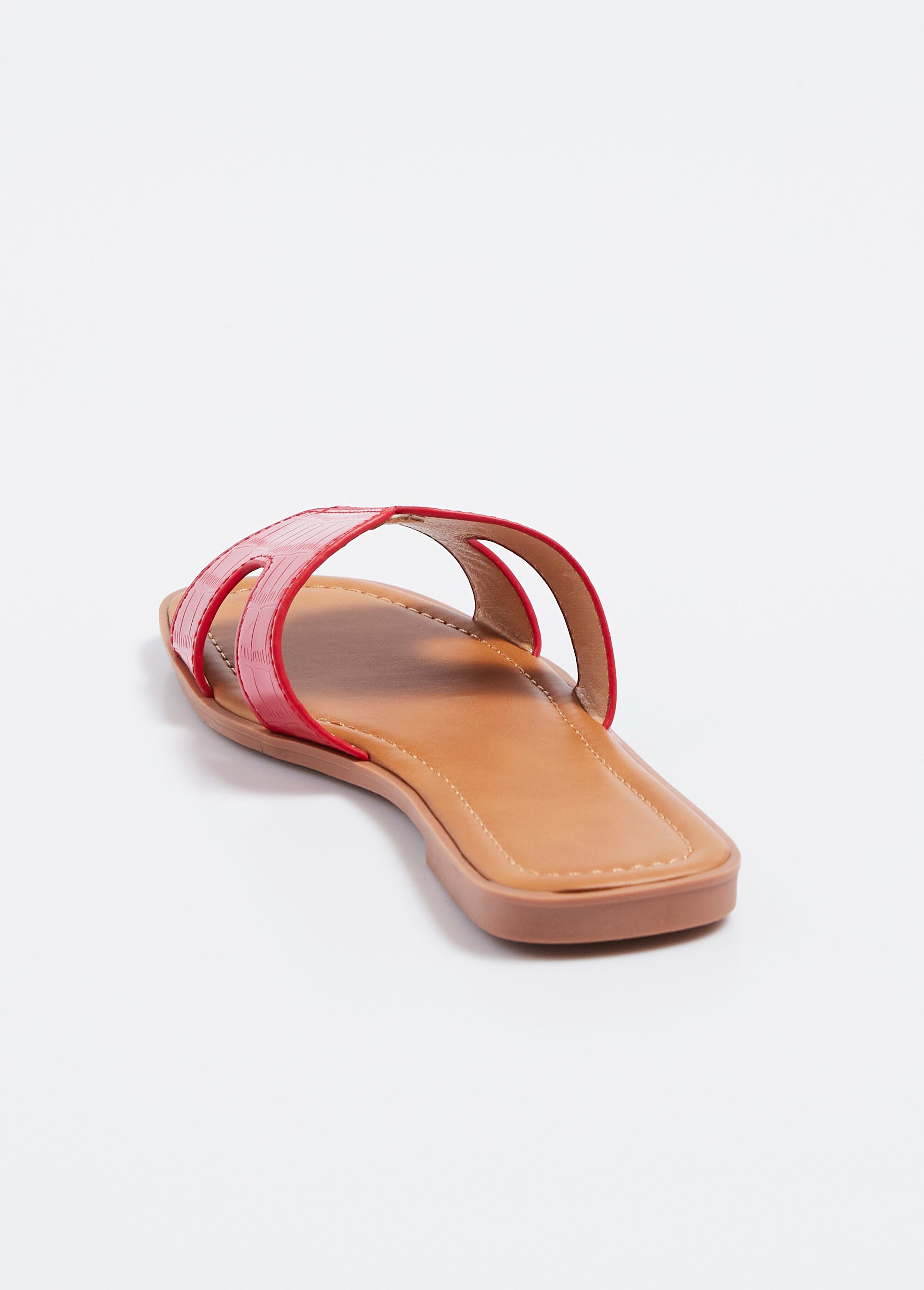 Mules plates vernies, imitation croco