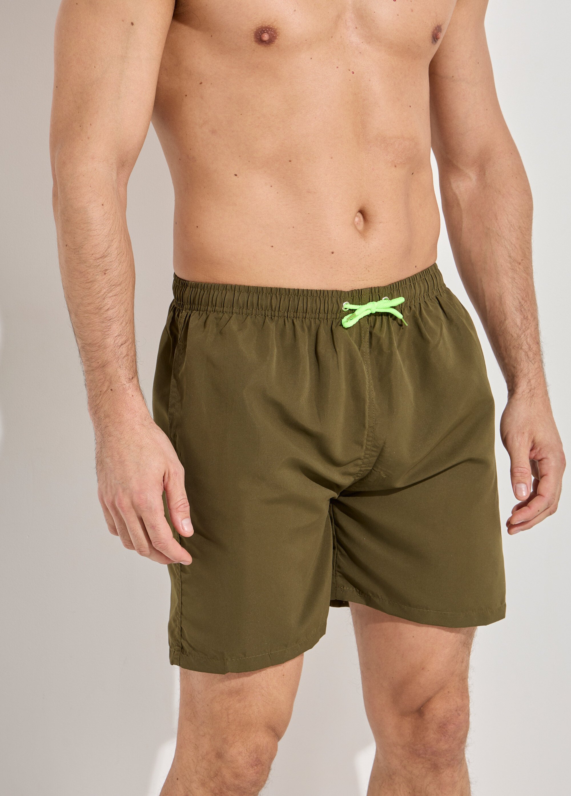 Short de bain avec motif réactif à l'eau
