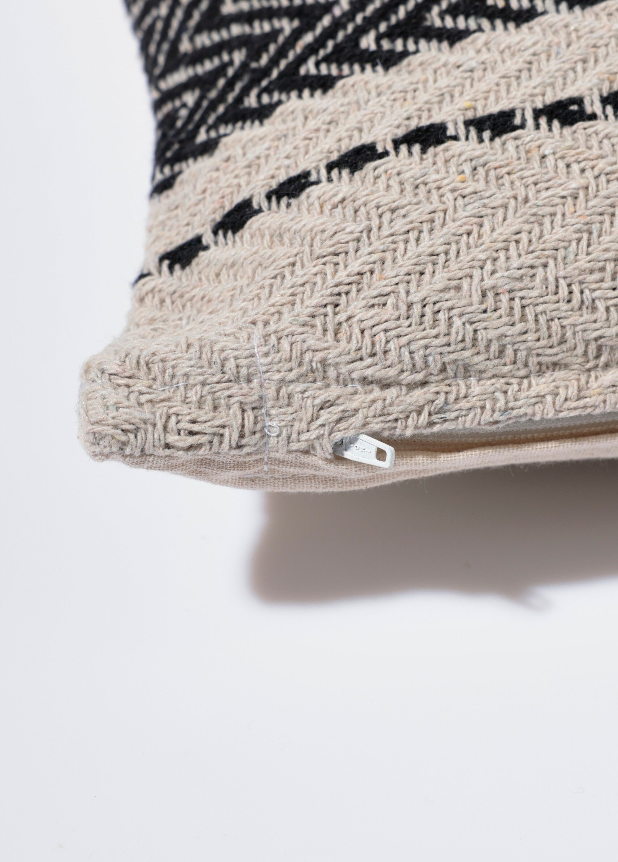 Housse de coussin tissée 40x40cm, chevrons ECRU ET NOIR COTZZ70302 DE1