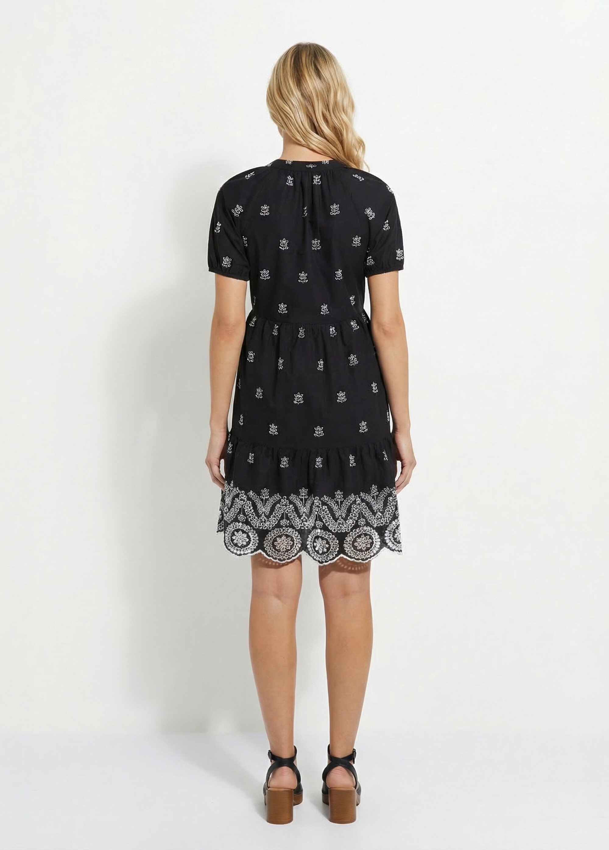 Robe courte ample coton brodé