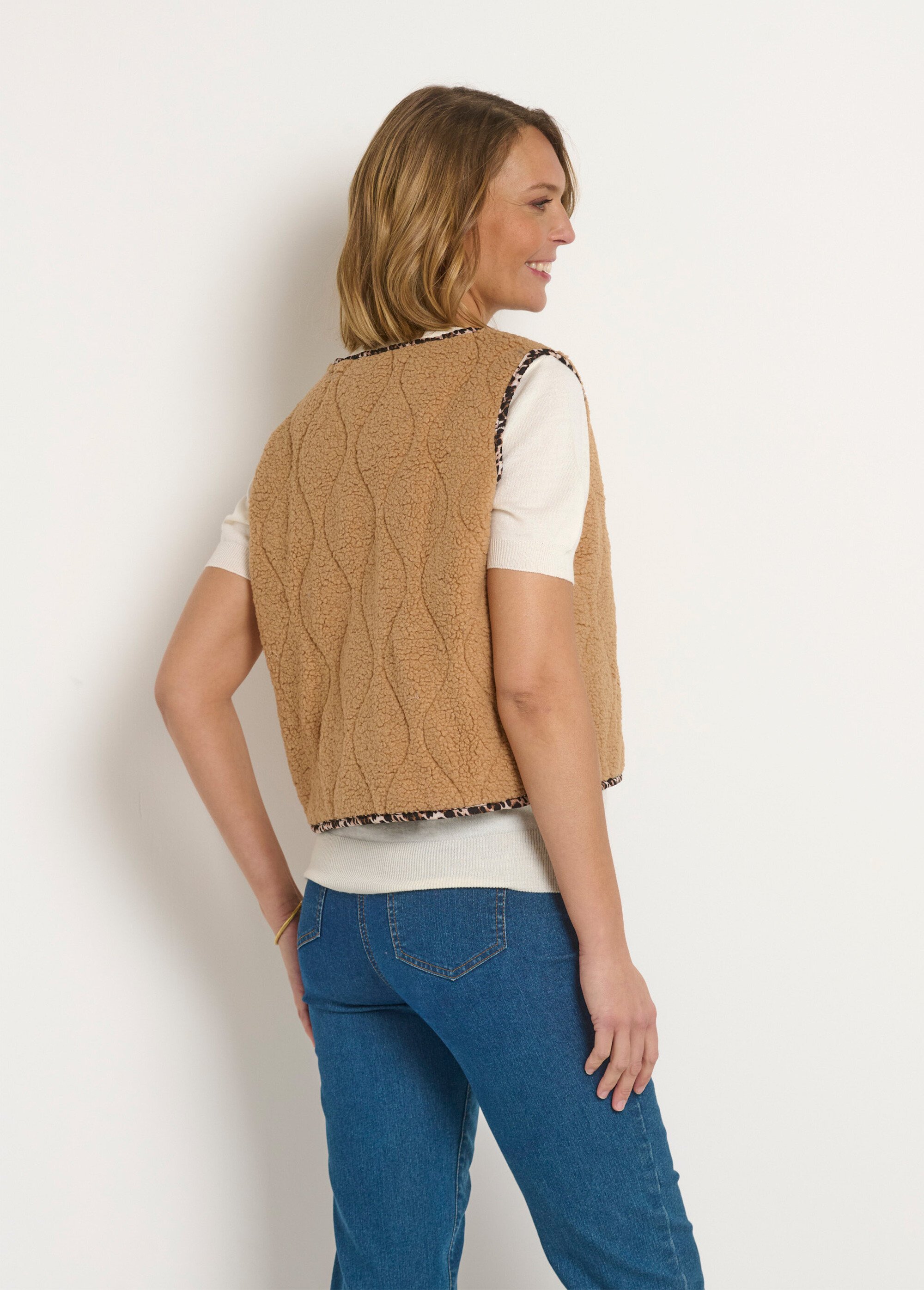 Gilet sans manches boutonné en moumoute
