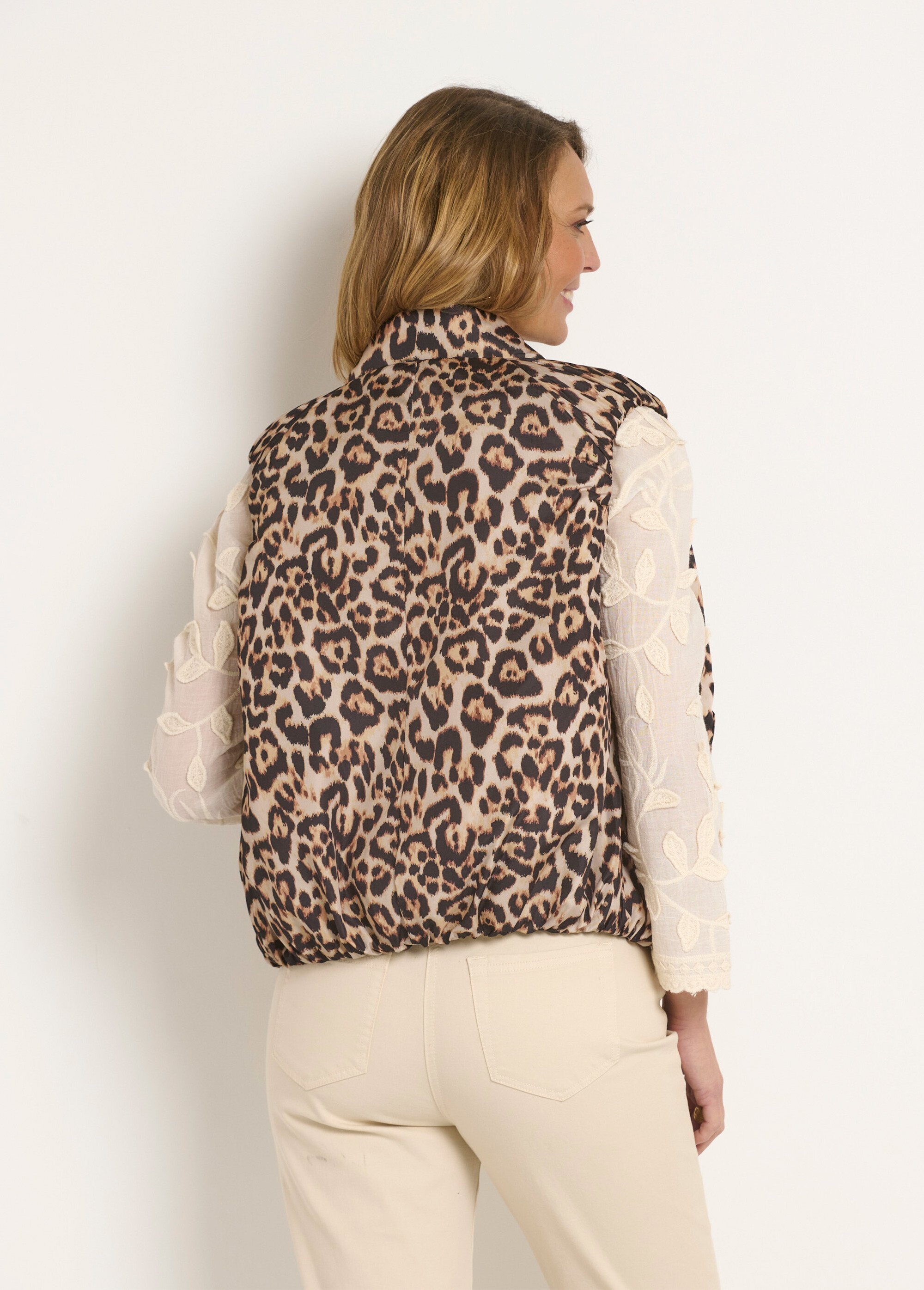 Veste satinée matelassée léopard sans manches