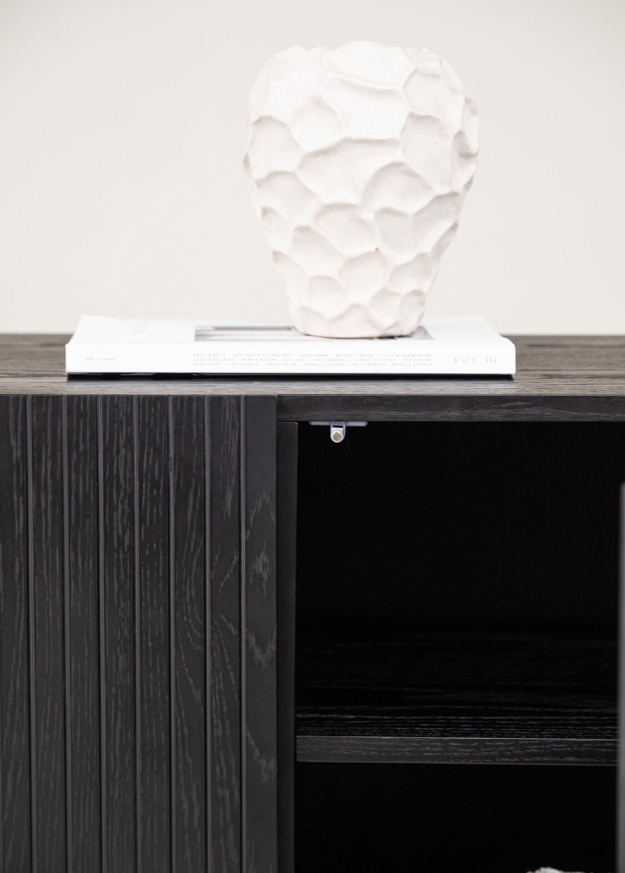Buffet en bois épuré, effet rainuré NOIR VEN-42000-610 SF3