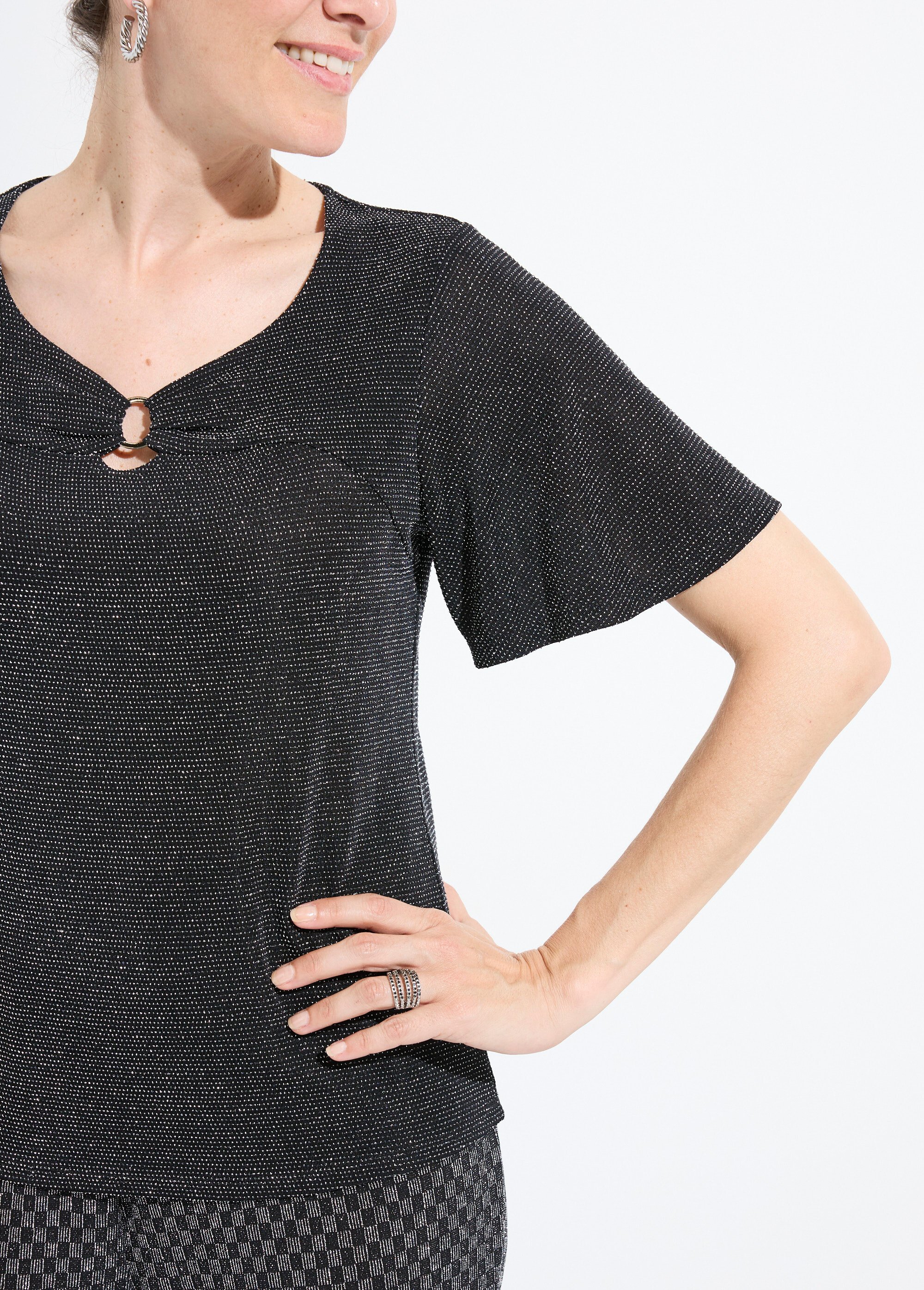 T-shirt brillant manches courtes col rond bijou