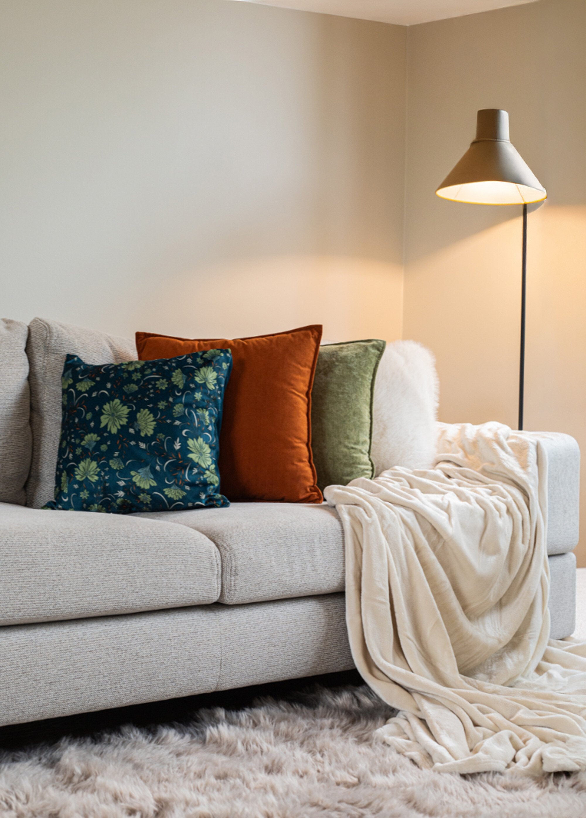 Coussin carré en velours avec passepoil Marron TIS-ROY SI1