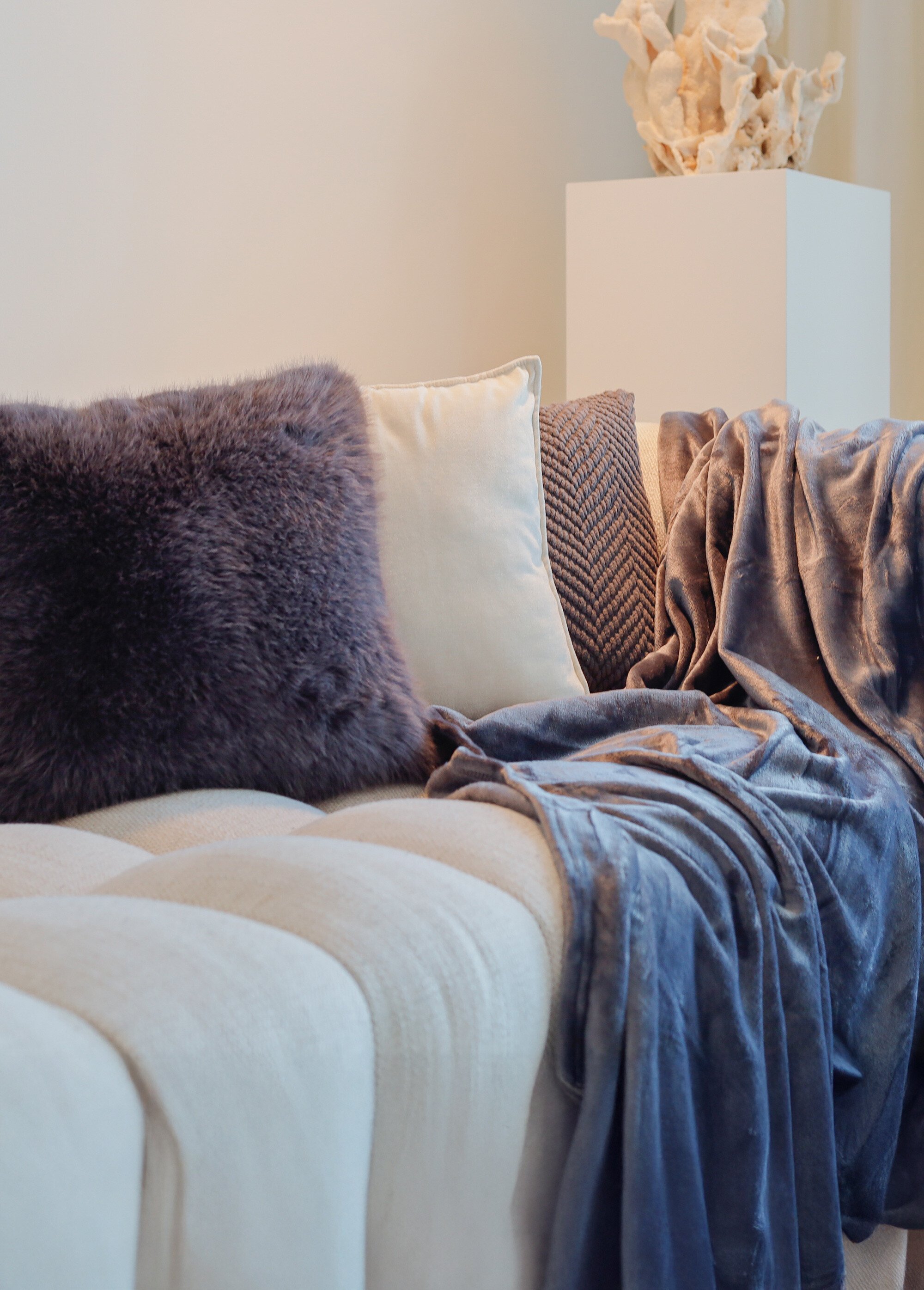 Coussin carré en velours avec passepoil Beige TIS-ROY SI1