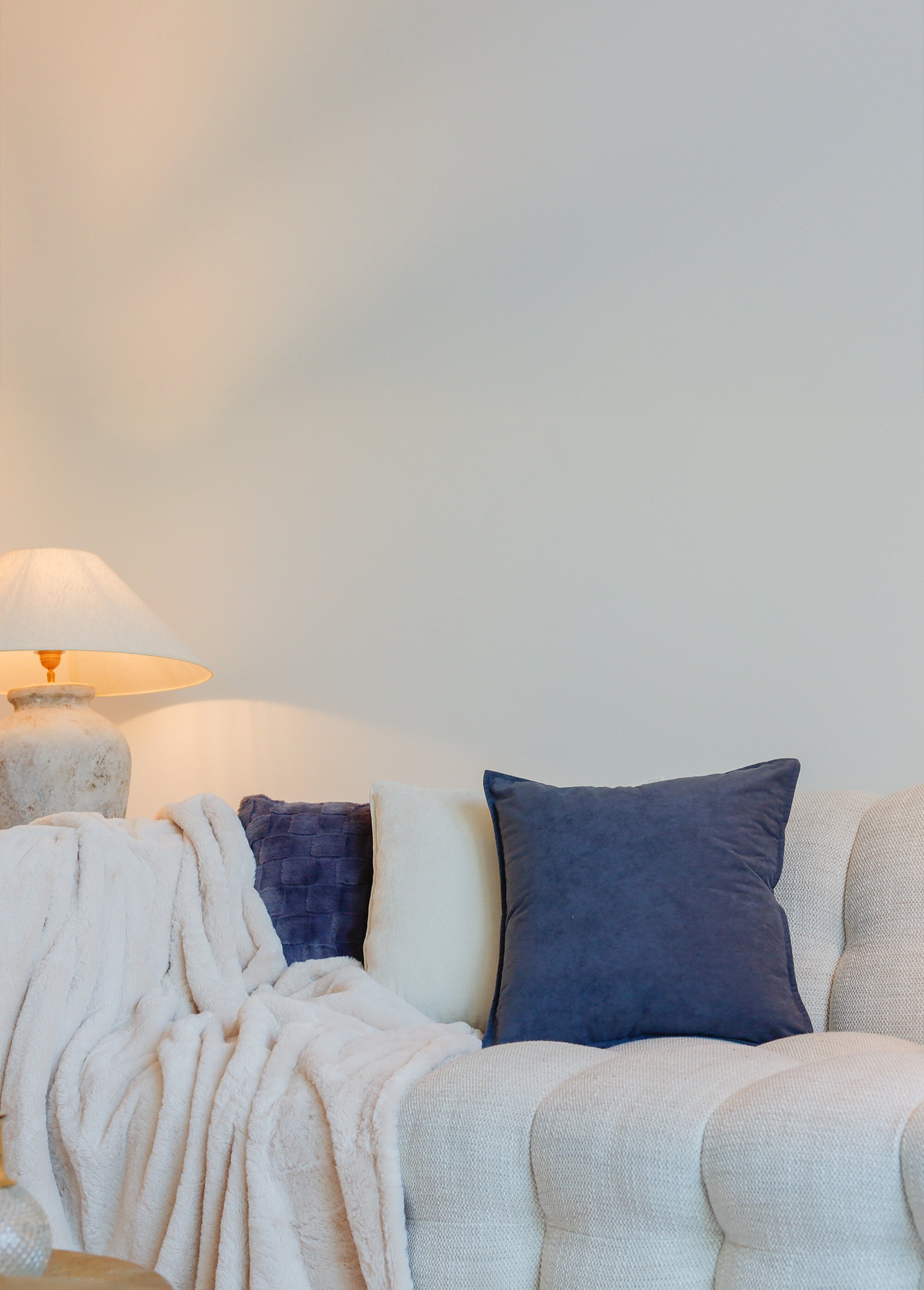 Coussin carré en velours avec passepoil Bleu TIS-ROY SI1