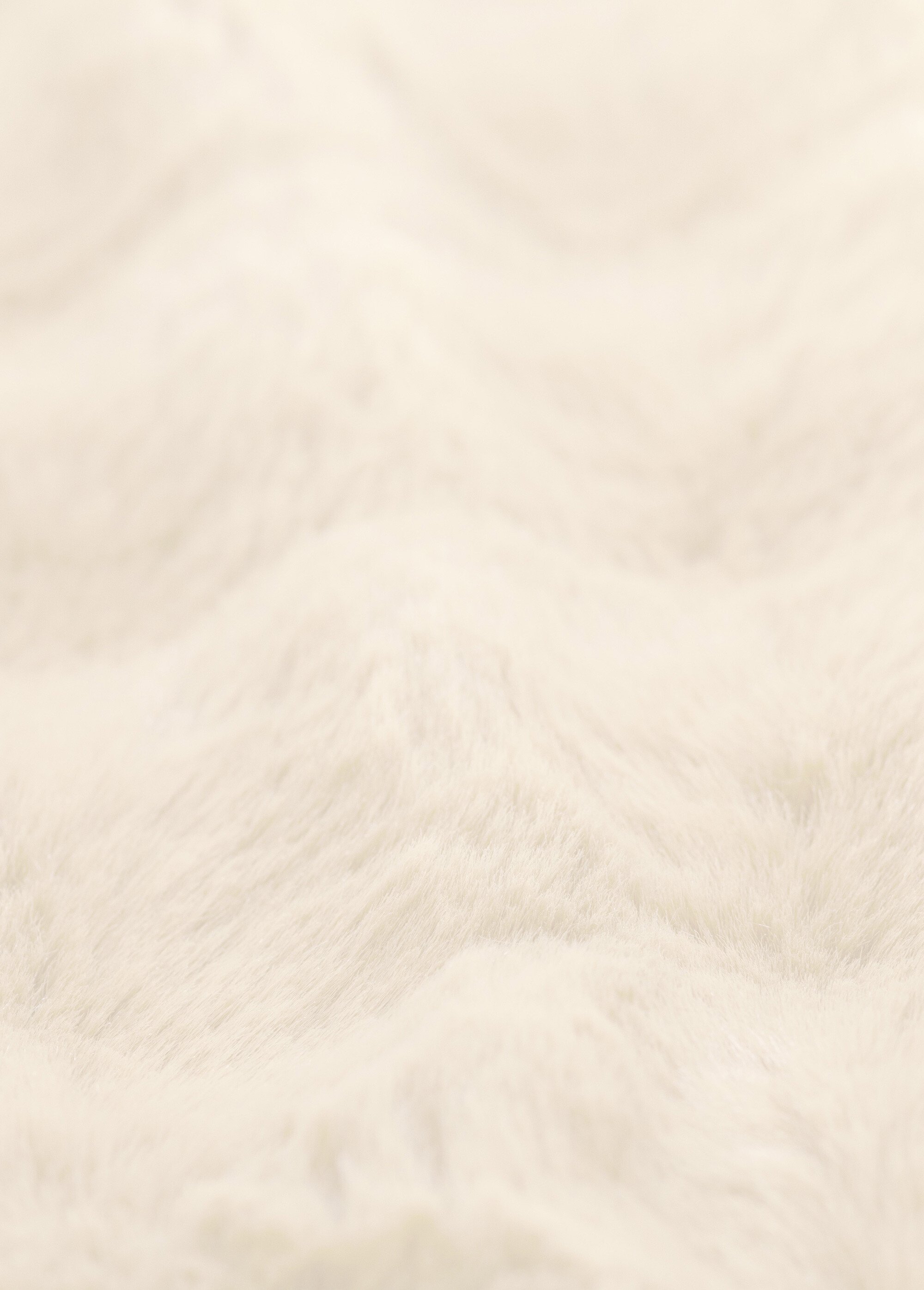Coussin déco cotelé fausse fourrure