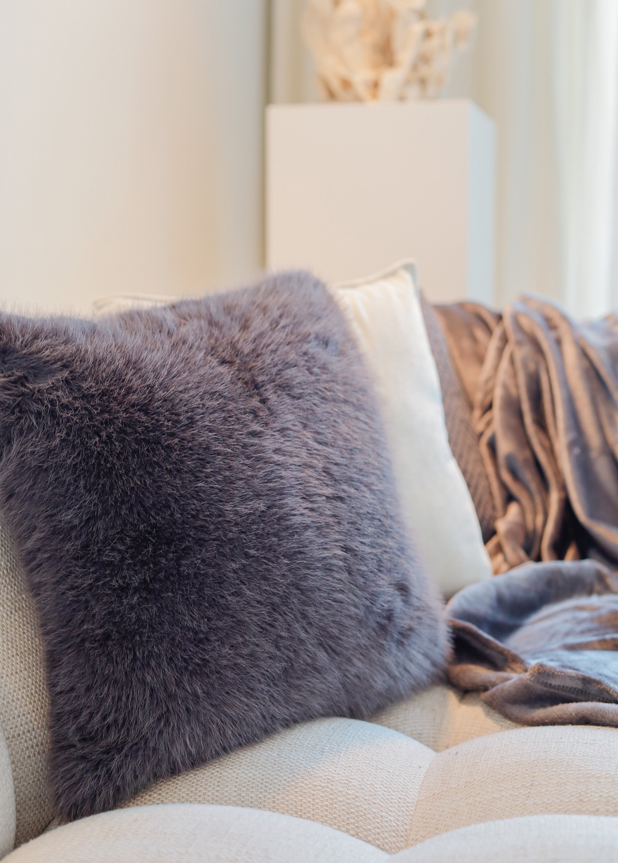 Coussin déco fausse fourrure longs poils Gris TIS-JUNE SI1