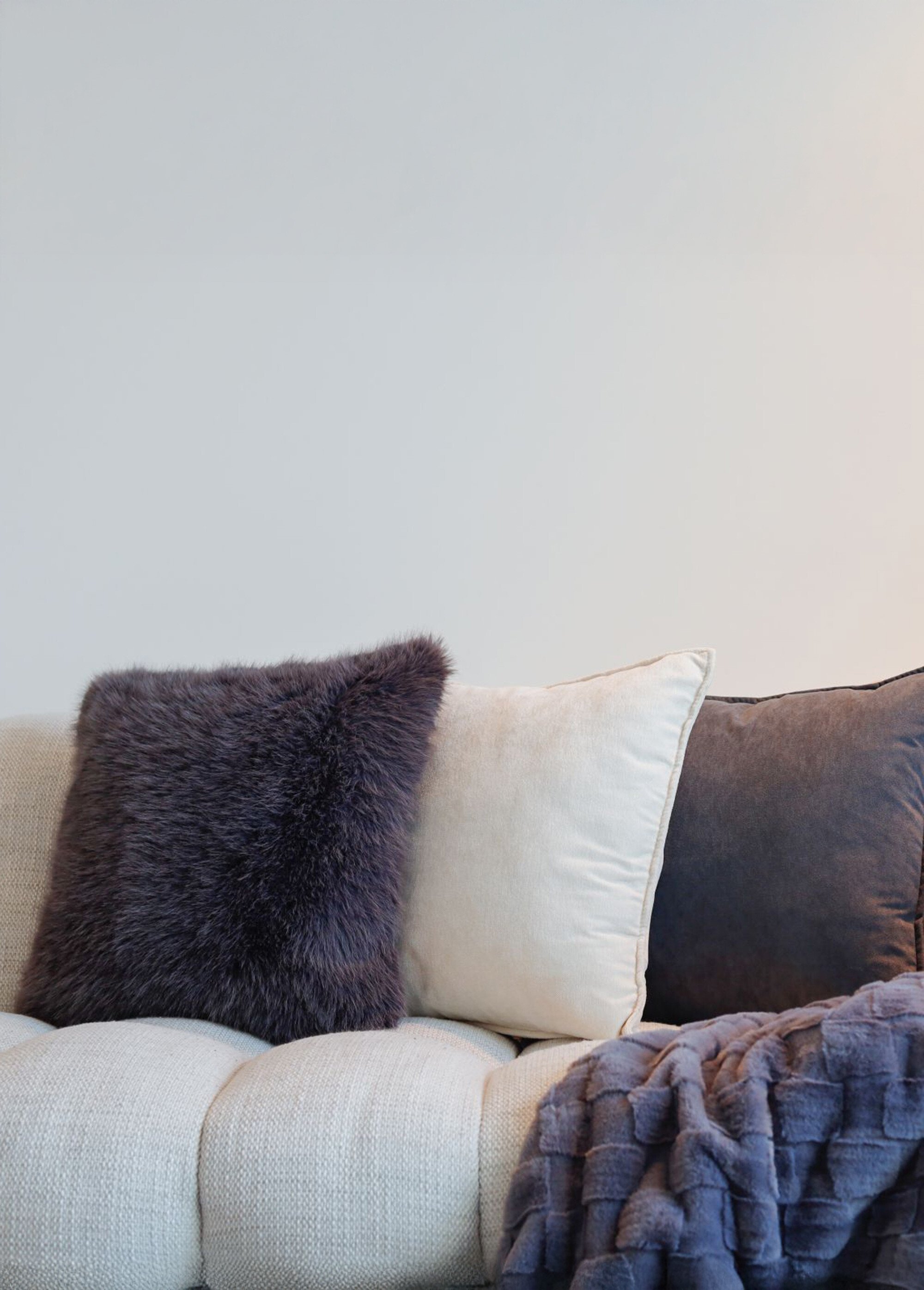 Coussin déco fausse fourrure longs poils Gris TIS-JUNE SI2