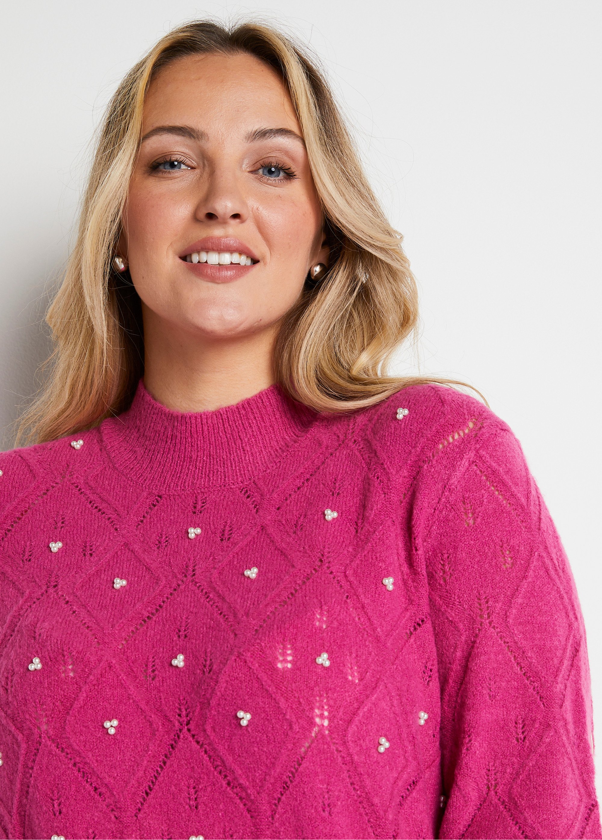 Pull doux ajouré perlé col montant