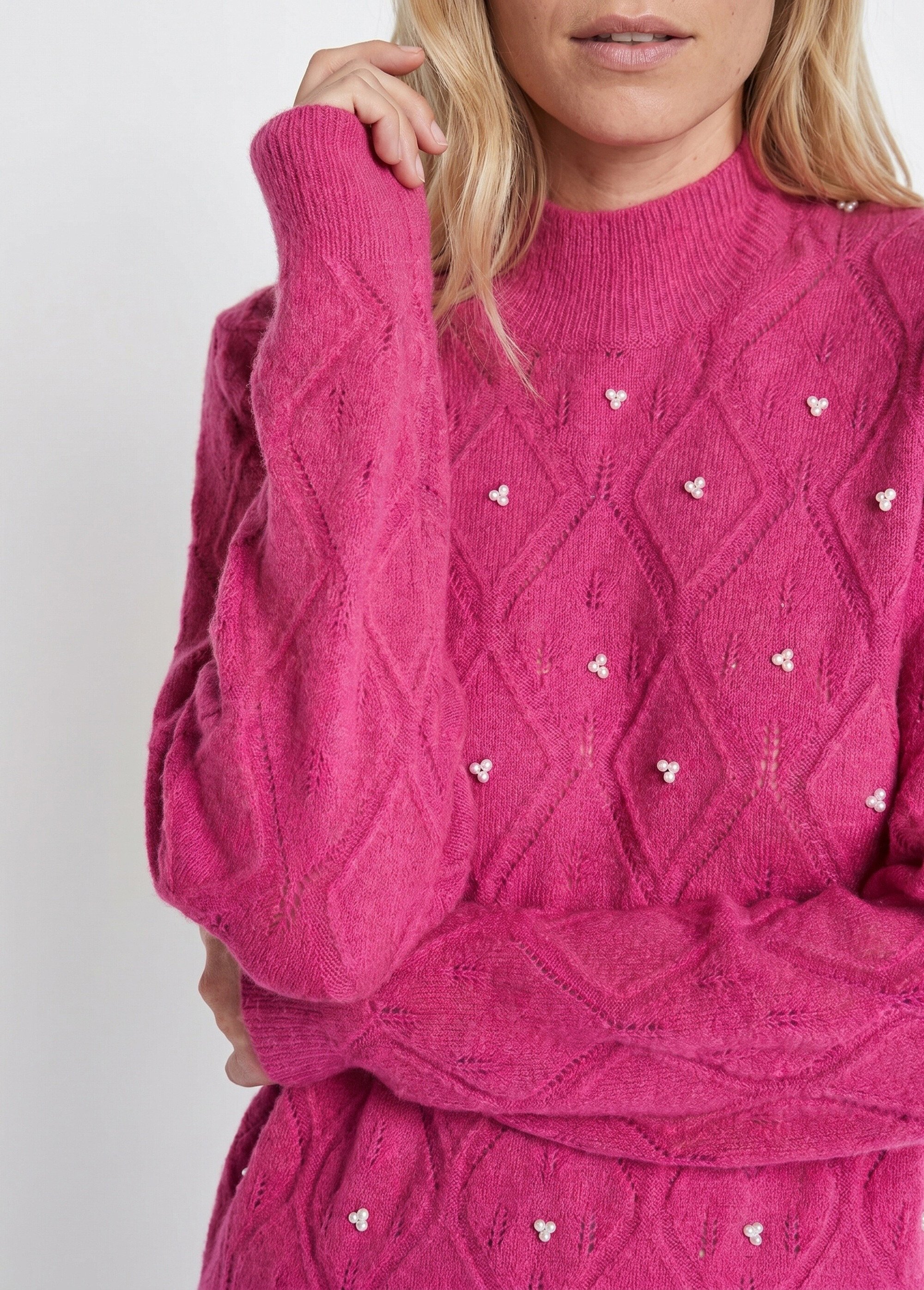 Pull doux ajouré perlé col montant