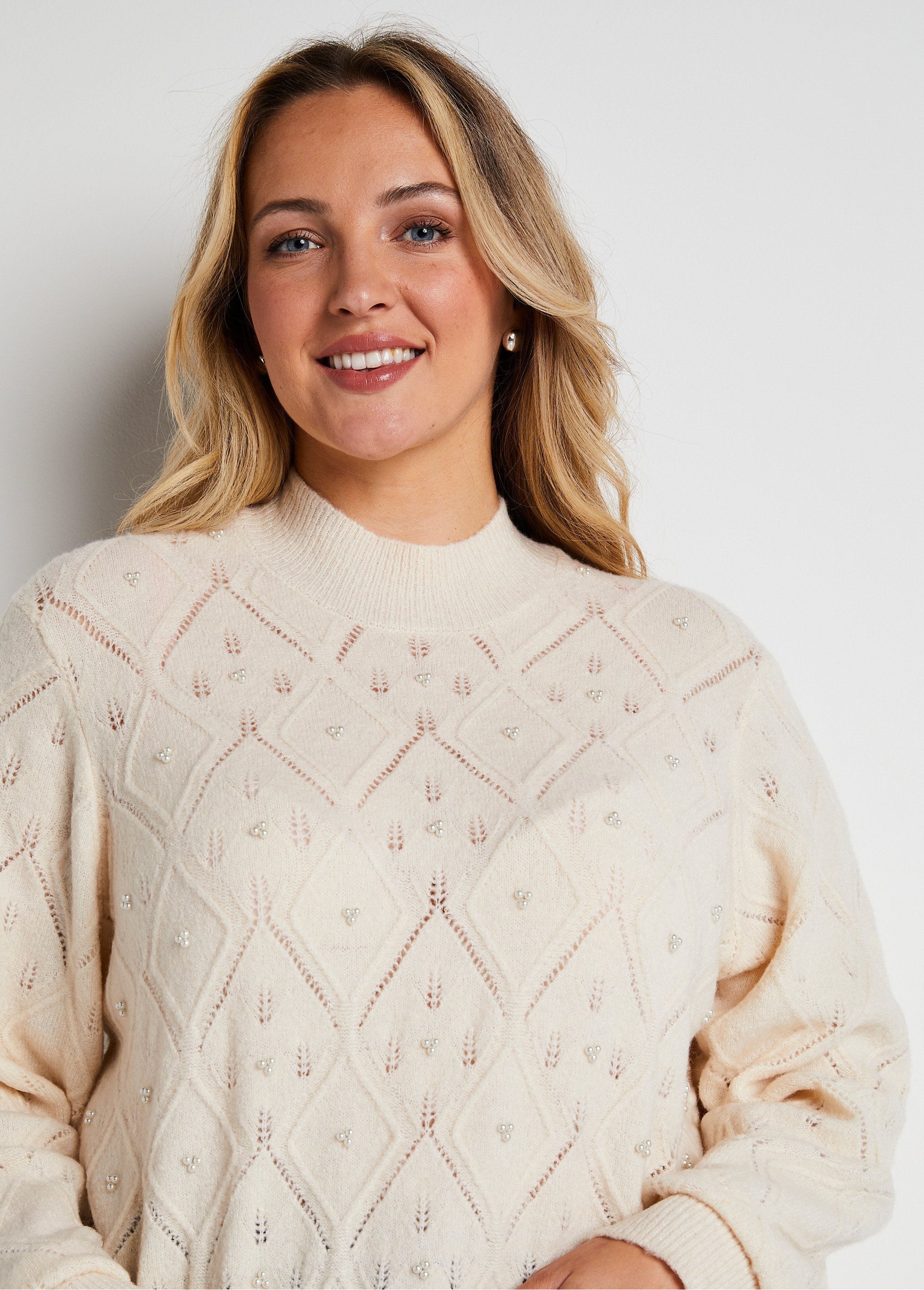Pull doux ajouré perlé col montant