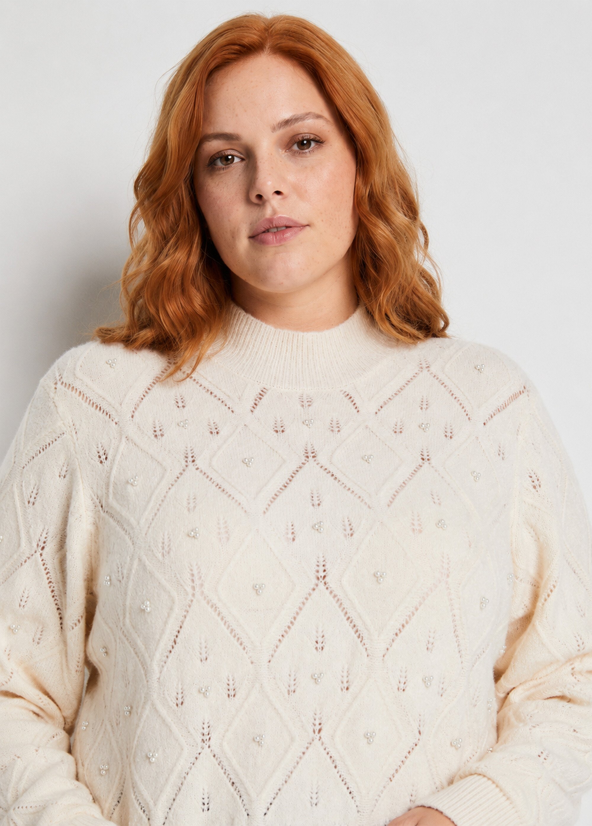 Pull doux ajouré perlé col montant