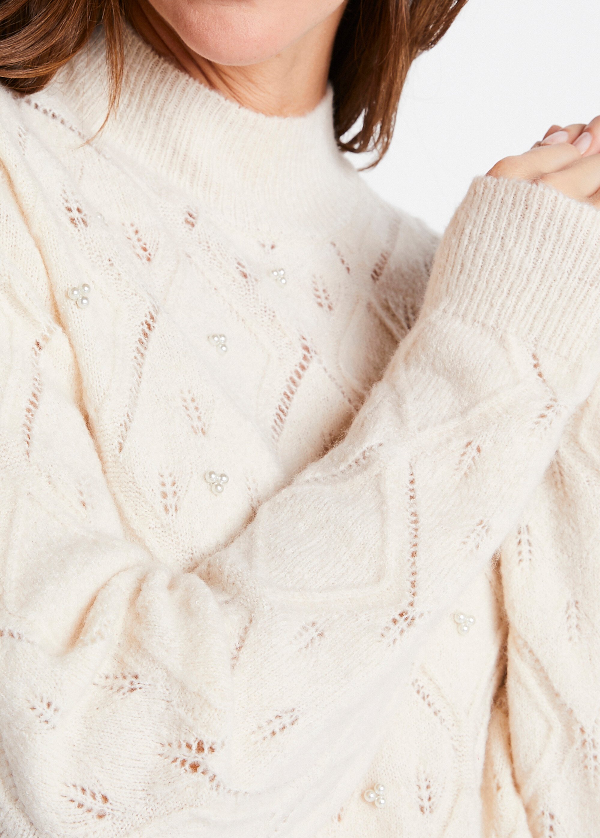 Pull doux ajouré perlé col montant