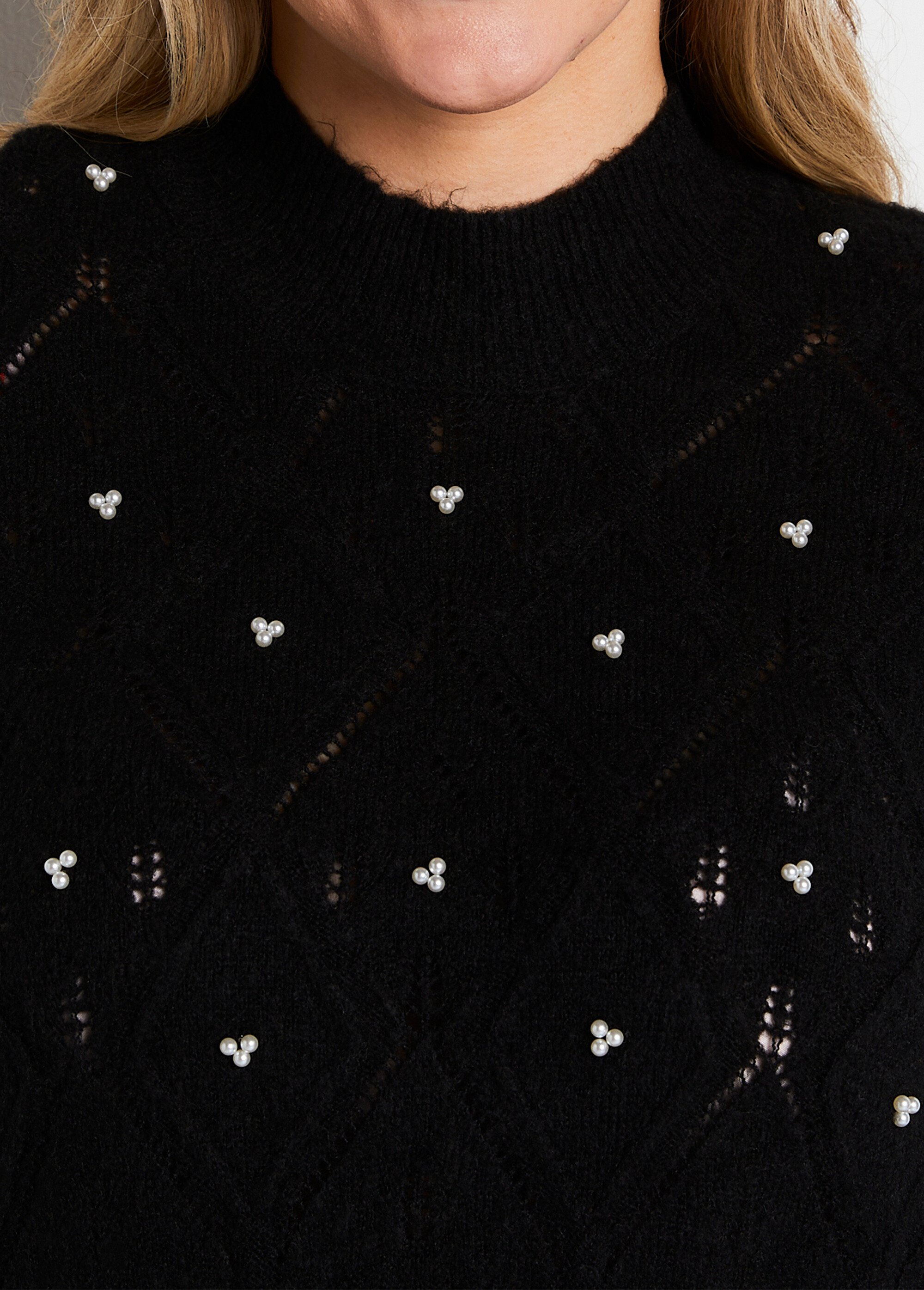 Pull doux ajouré perlé col montant